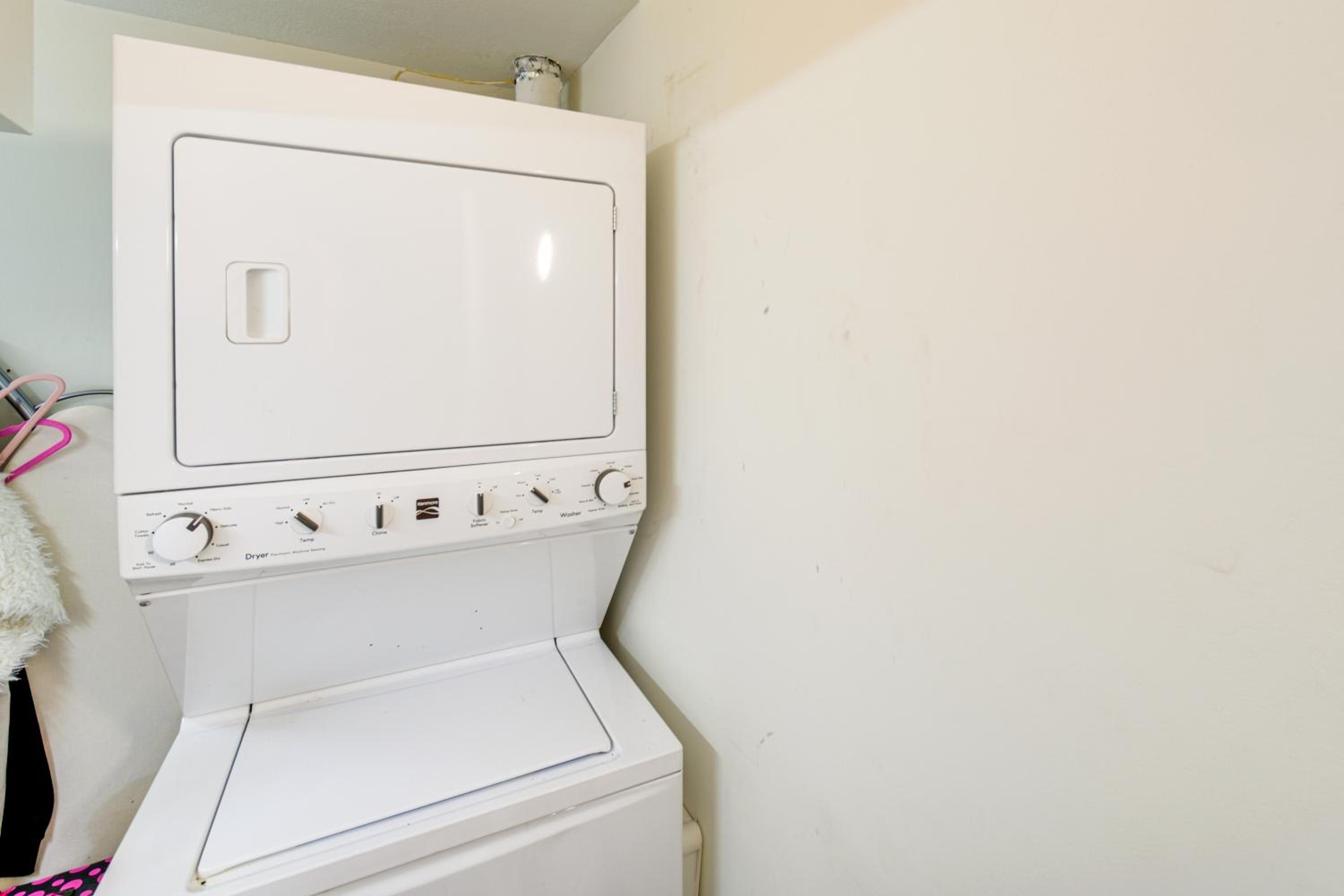 3 Mi to Dtwn Cleveland Condo with Lake Erie Views!