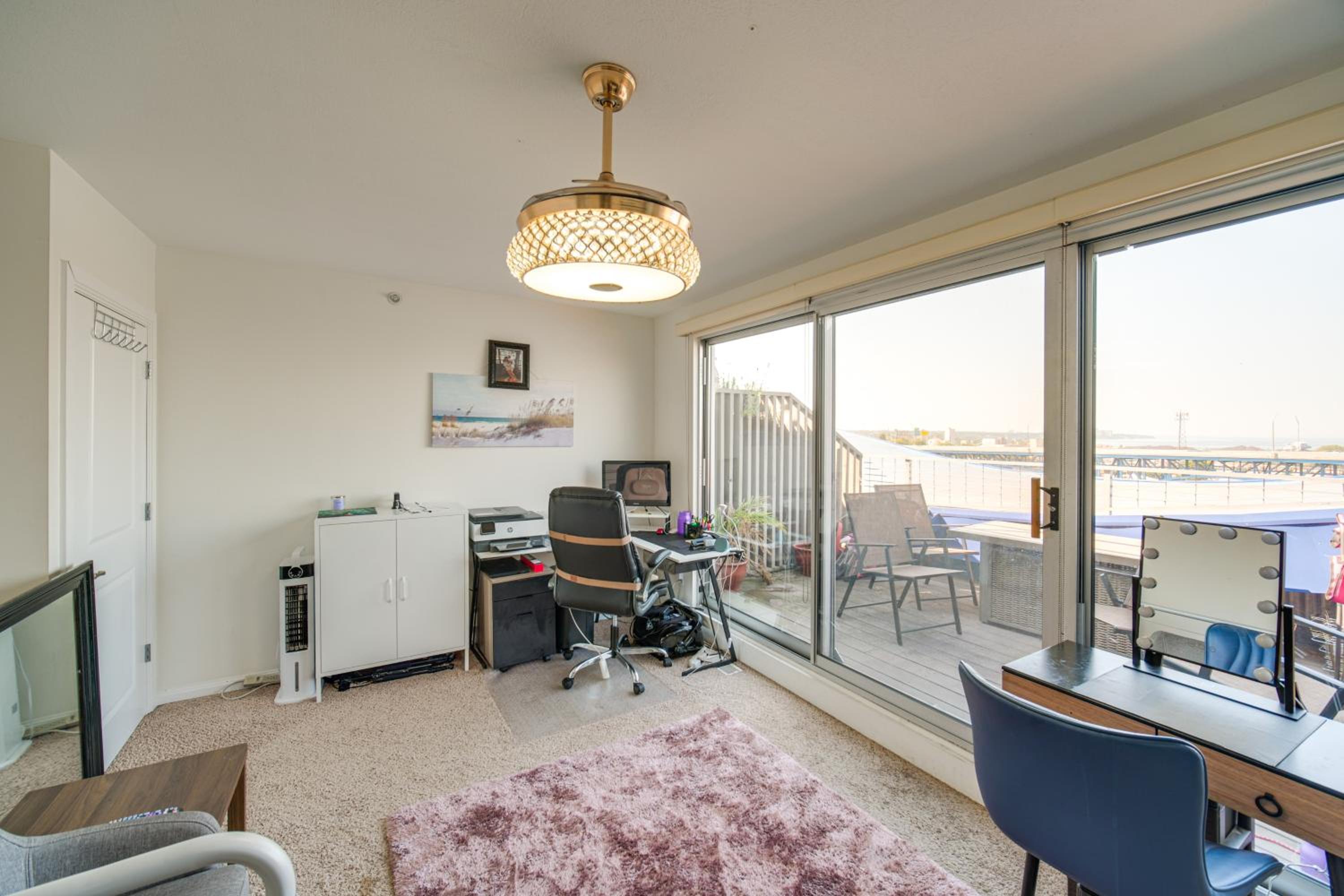3 Mi to Dtwn Cleveland Condo with Lake Erie Views!