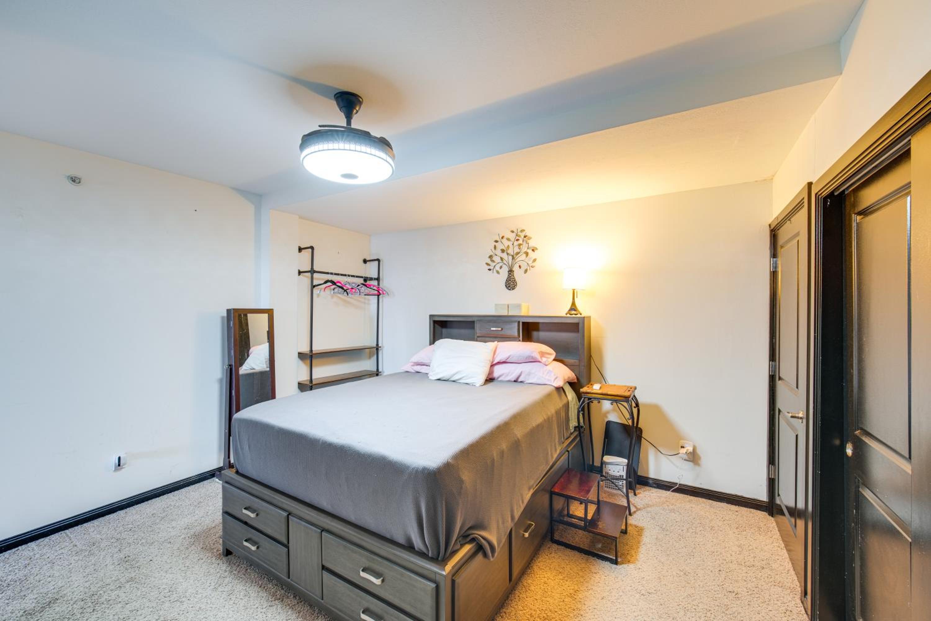 3 Mi to Dtwn Cleveland Condo with Lake Erie Views!