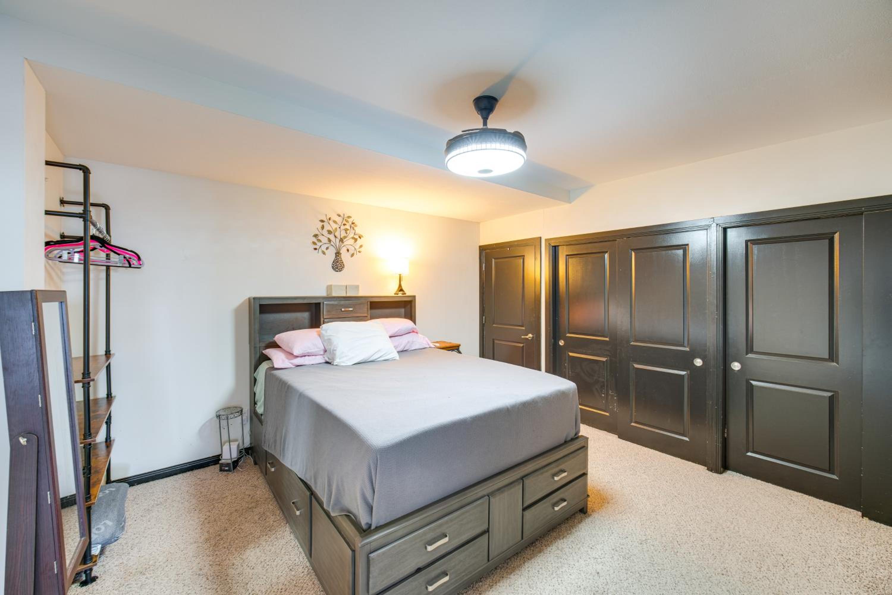 3 Mi to Dtwn Cleveland Condo with Lake Erie Views!