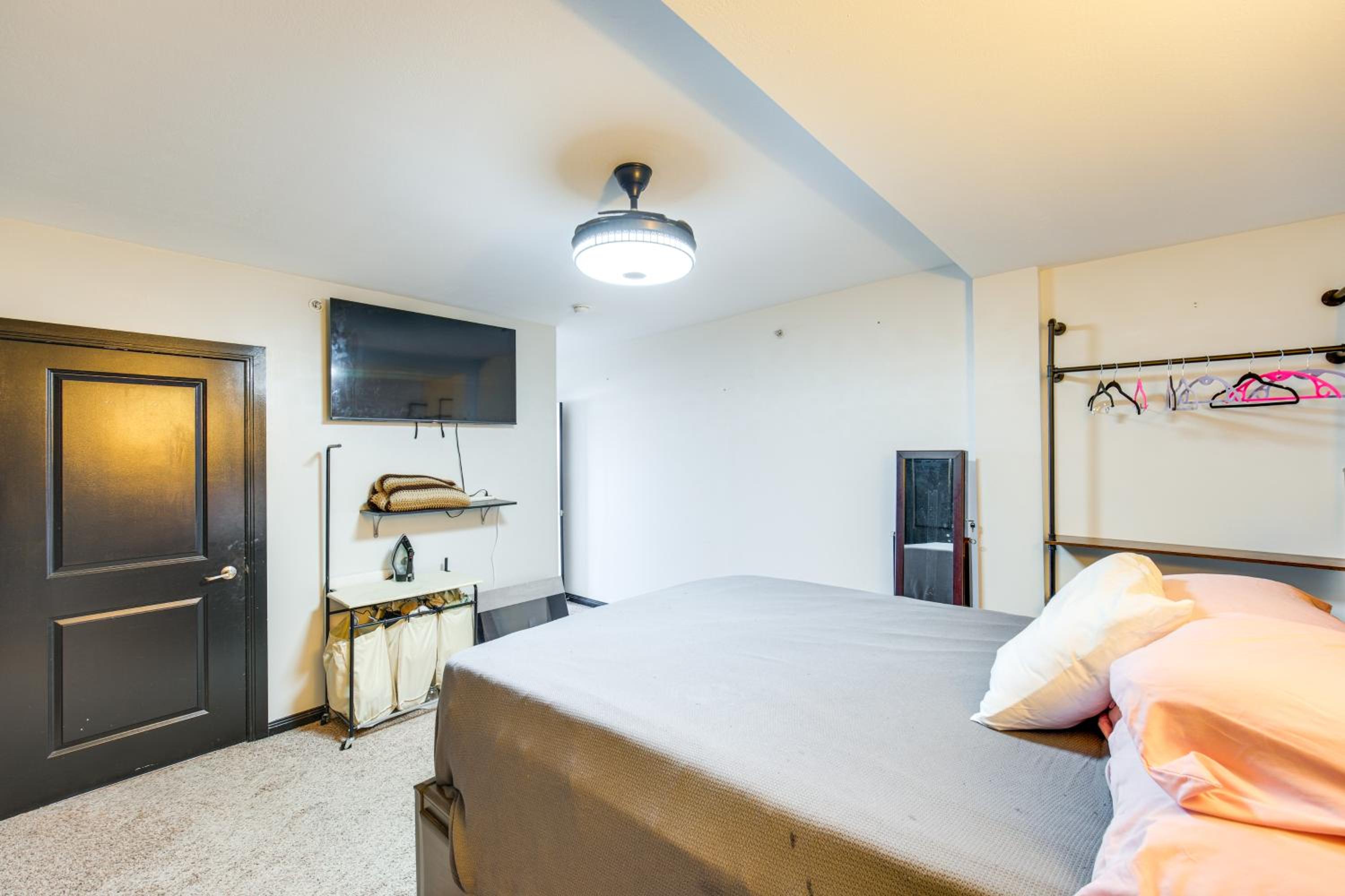 3 Mi to Dtwn Cleveland Condo with Lake Erie Views!