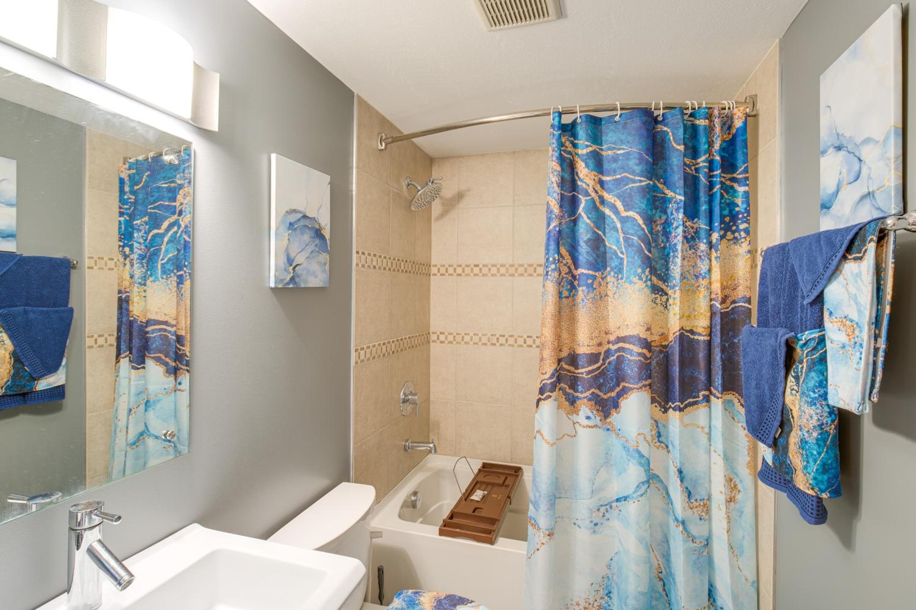 3 Mi to Dtwn Cleveland Condo with Lake Erie Views!