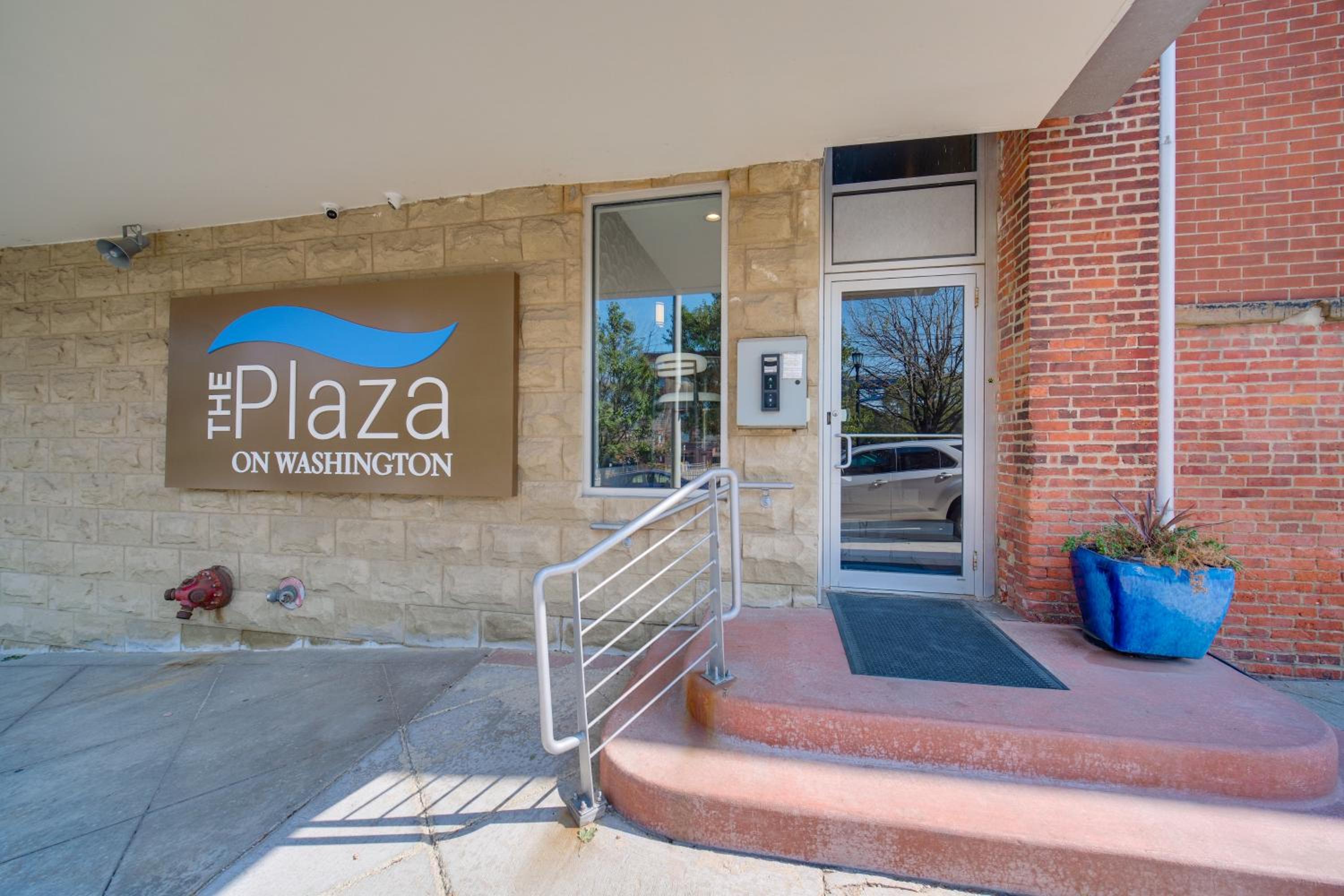 3 Mi to Dtwn Cleveland Condo with Lake Erie Views!