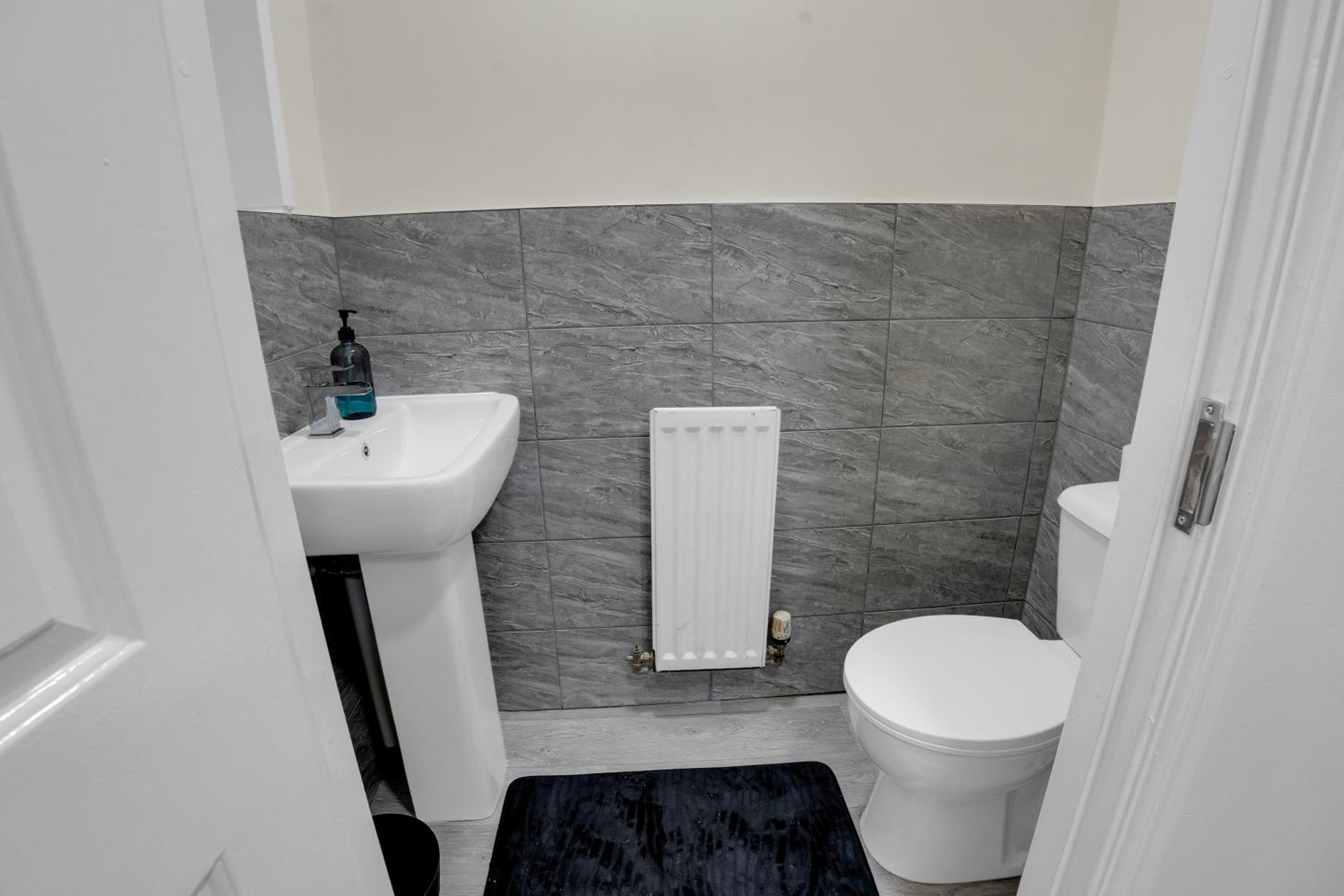Luxury 2-Bedroom Home 10 Minutes from Birmingham City Centre