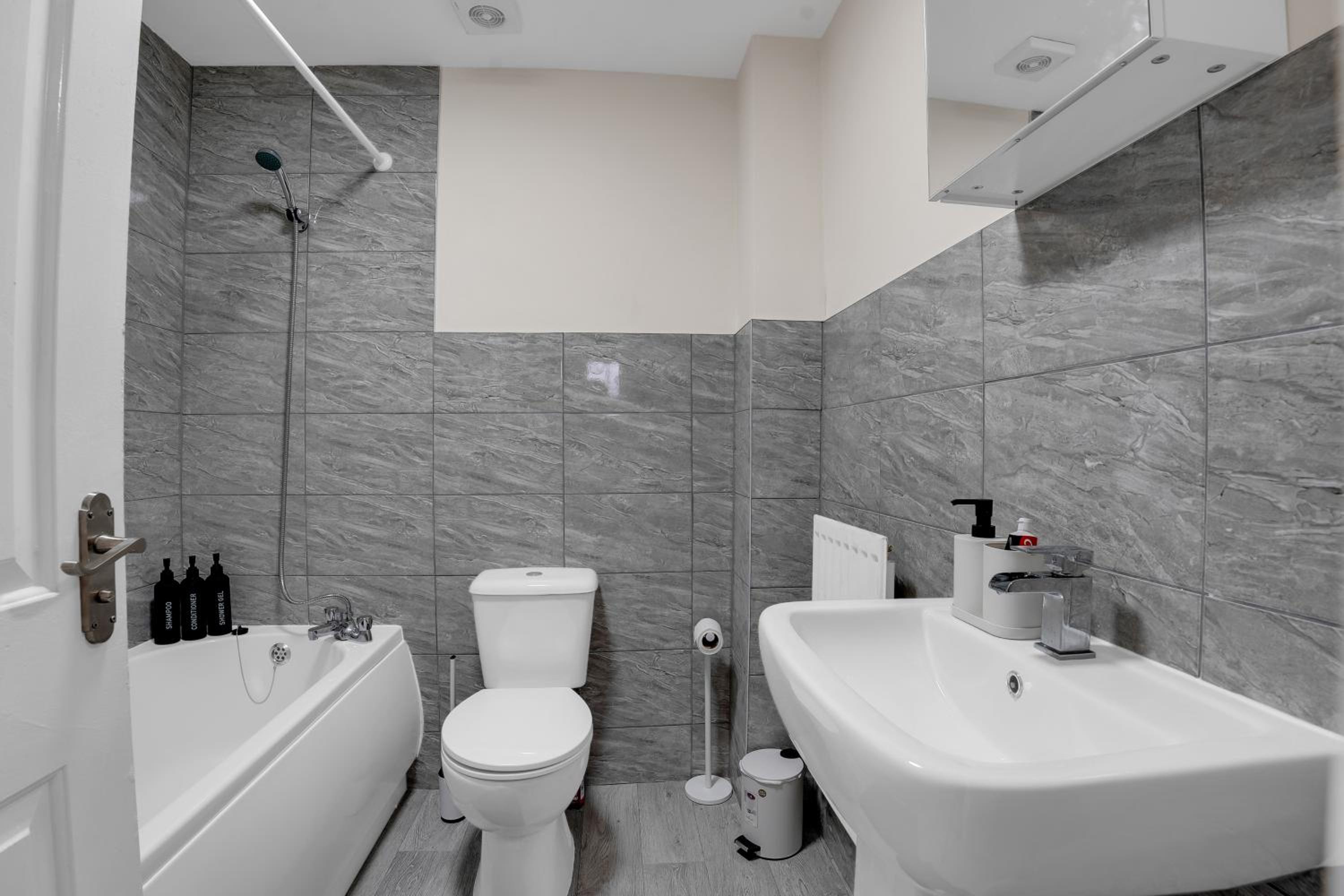 Luxury 2-Bedroom Home 10 Minutes from Birmingham City Centre