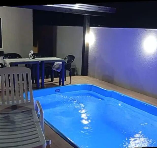aconchegante com piscina e churrasqueira, pertinho da praia