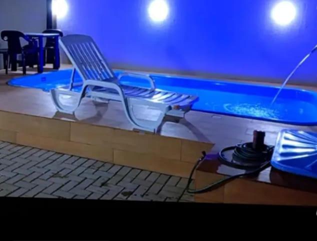 aconchegante com piscina e churrasqueira, pertinho da praia