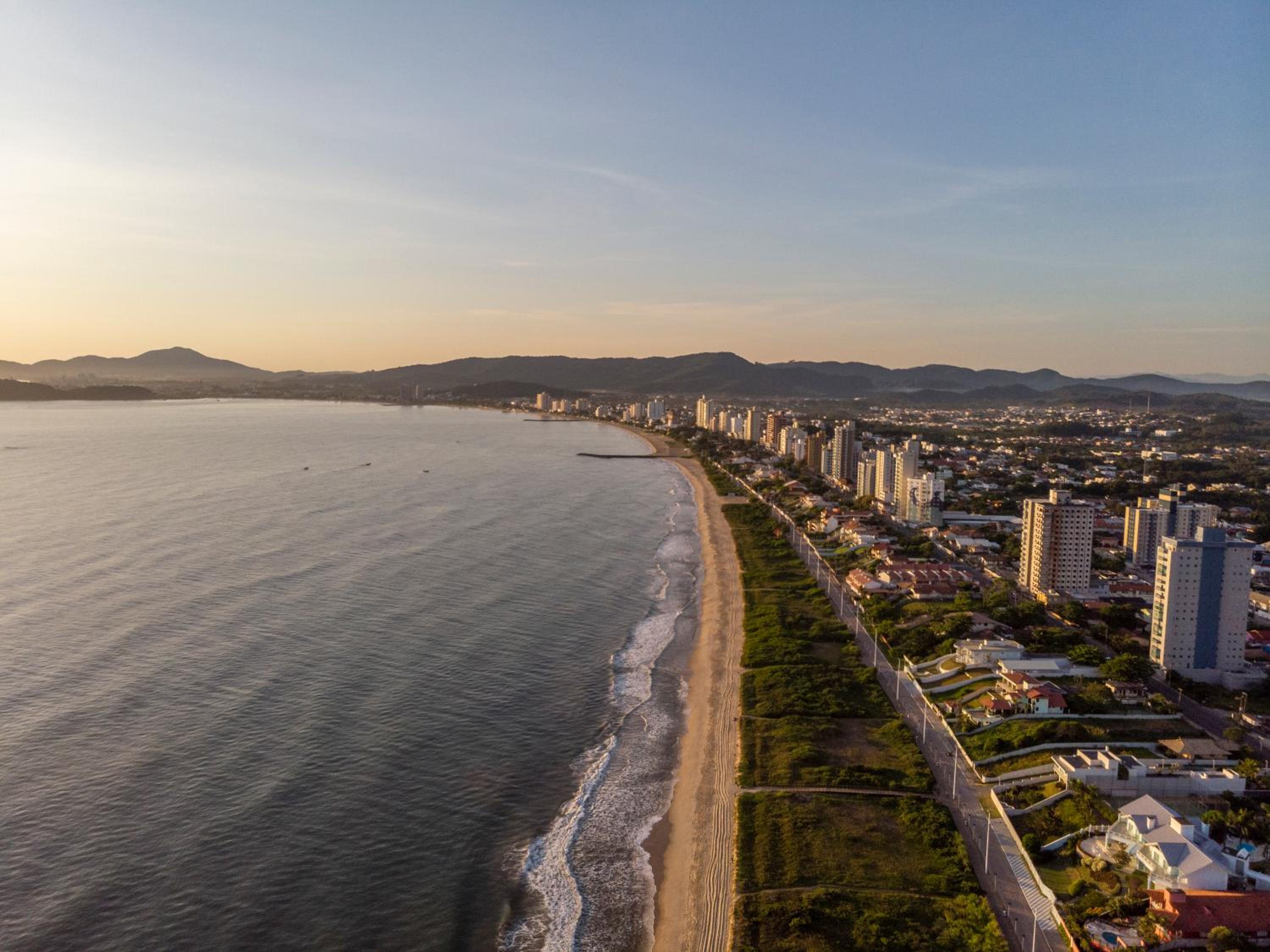 Apto 2 Quartos 150m PRAIA Cozinha completa CHURRASQUEIRA AR CONDICIONADO Wi-Fi e vaga privativa de garagem Reserve agora mesmo