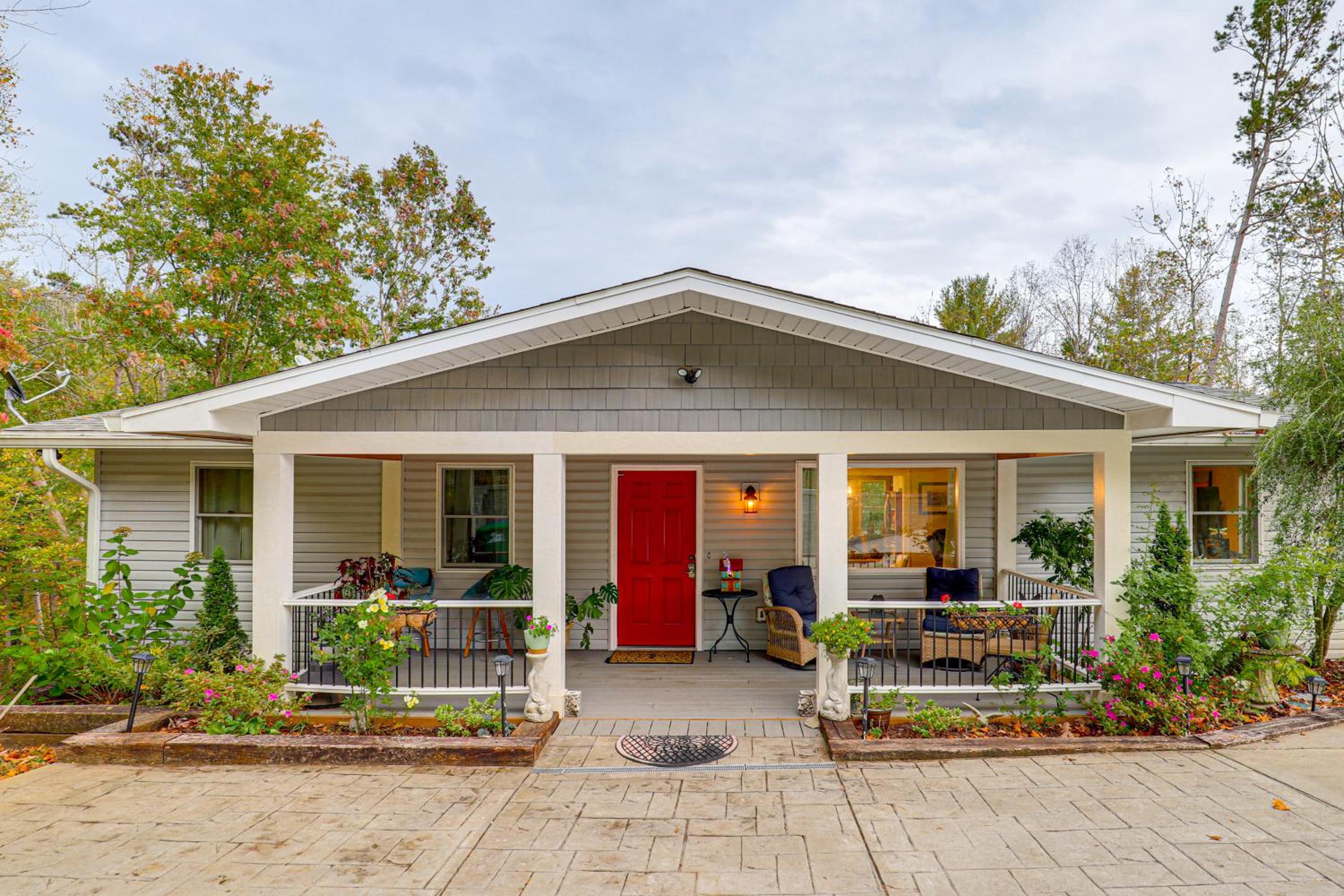 Ski Asheville! Mountain-View Hideaway with Deck