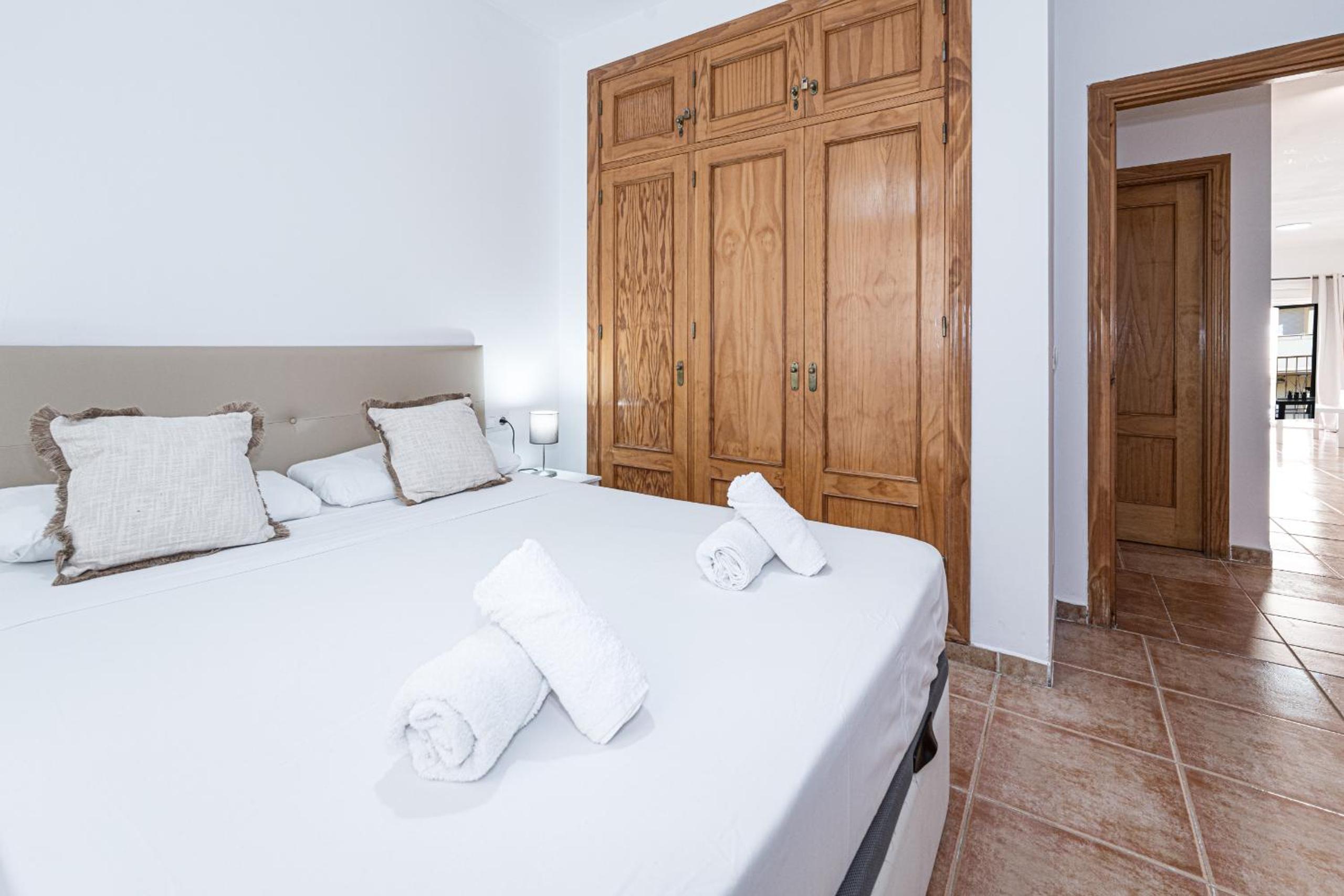 Torrecilla Urban Beach - Modern Apartment with Rooftop Pool