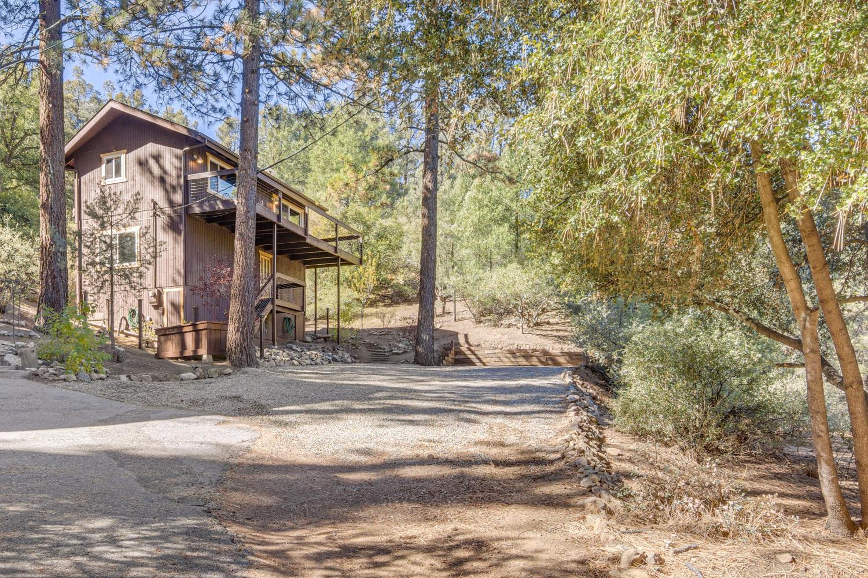 Walk to Village! Romantic Pine Mtn Nature Escape
