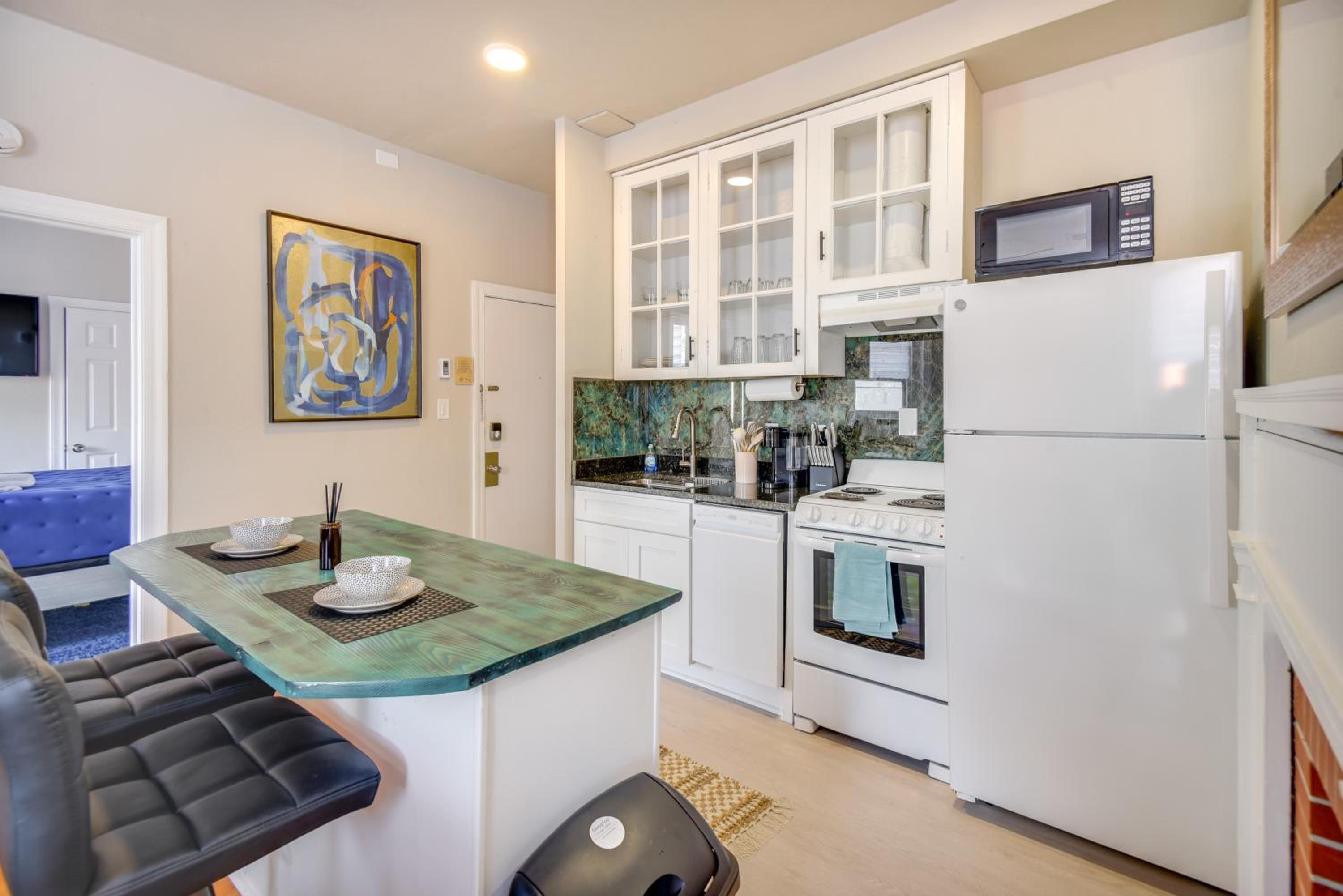Steps to Elizabeth River and Dtwn! Portsmouth Condo