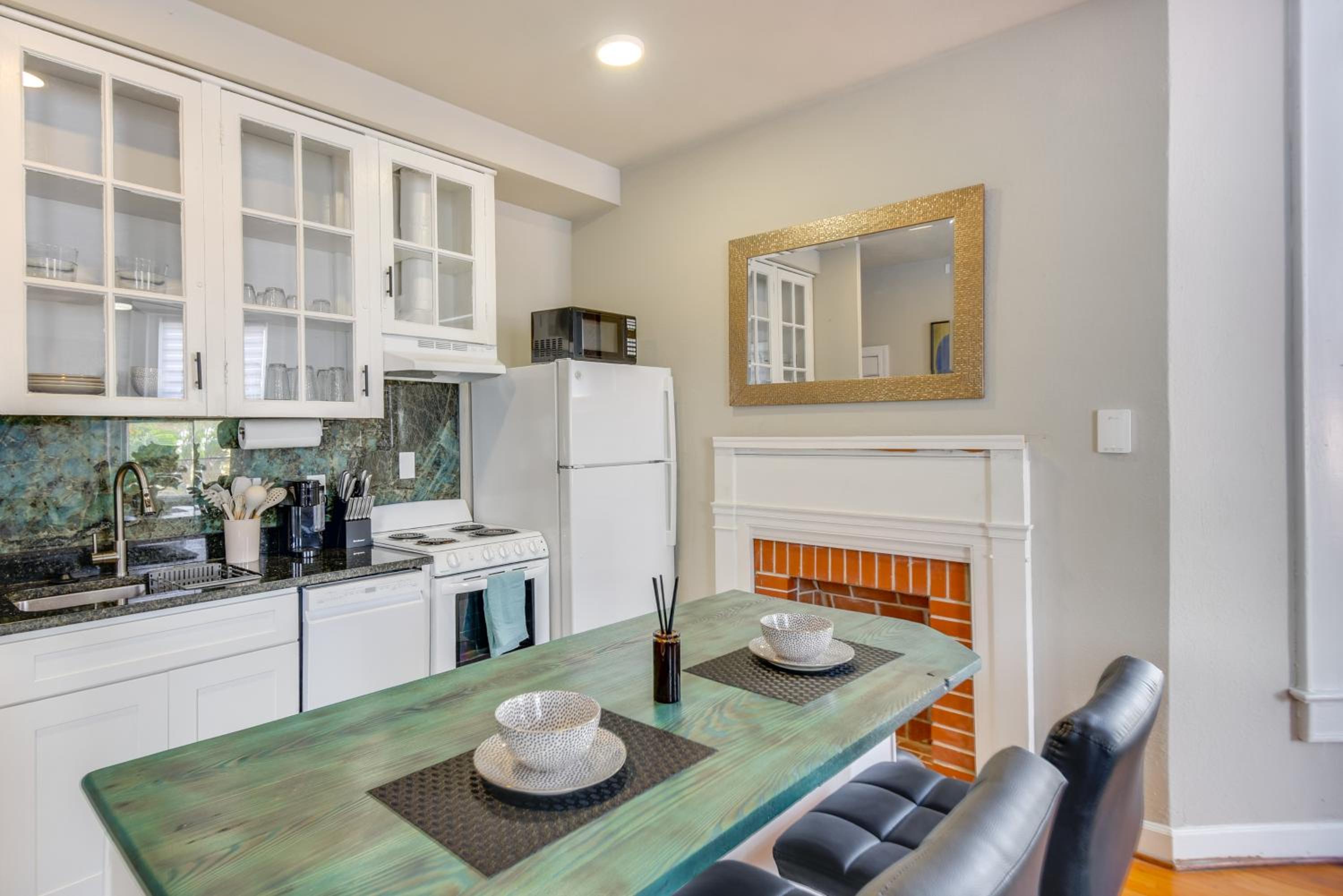 Steps to Elizabeth River and Dtwn! Portsmouth Condo
