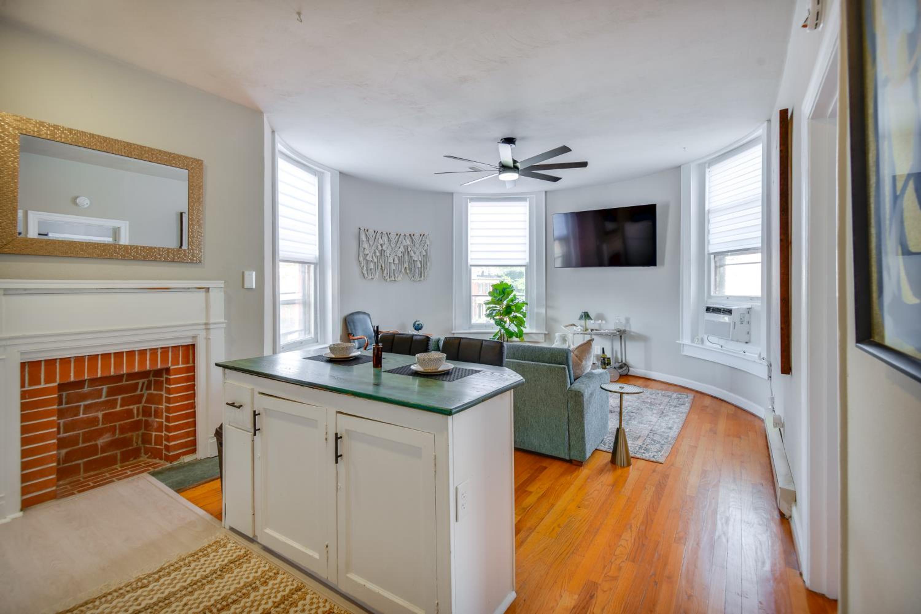 Steps to Elizabeth River and Dtwn! Portsmouth Condo