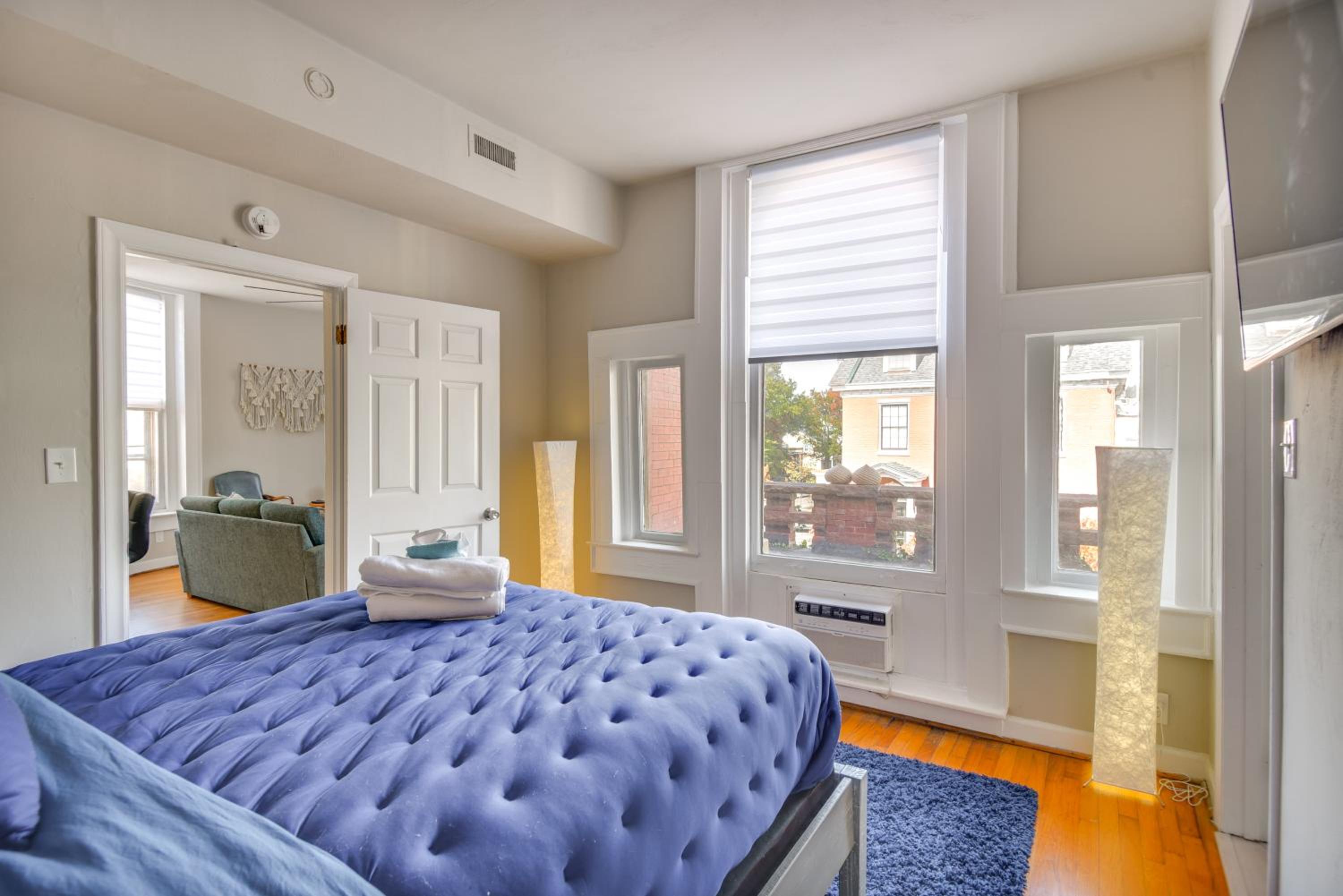 Steps to Elizabeth River and Dtwn! Portsmouth Condo