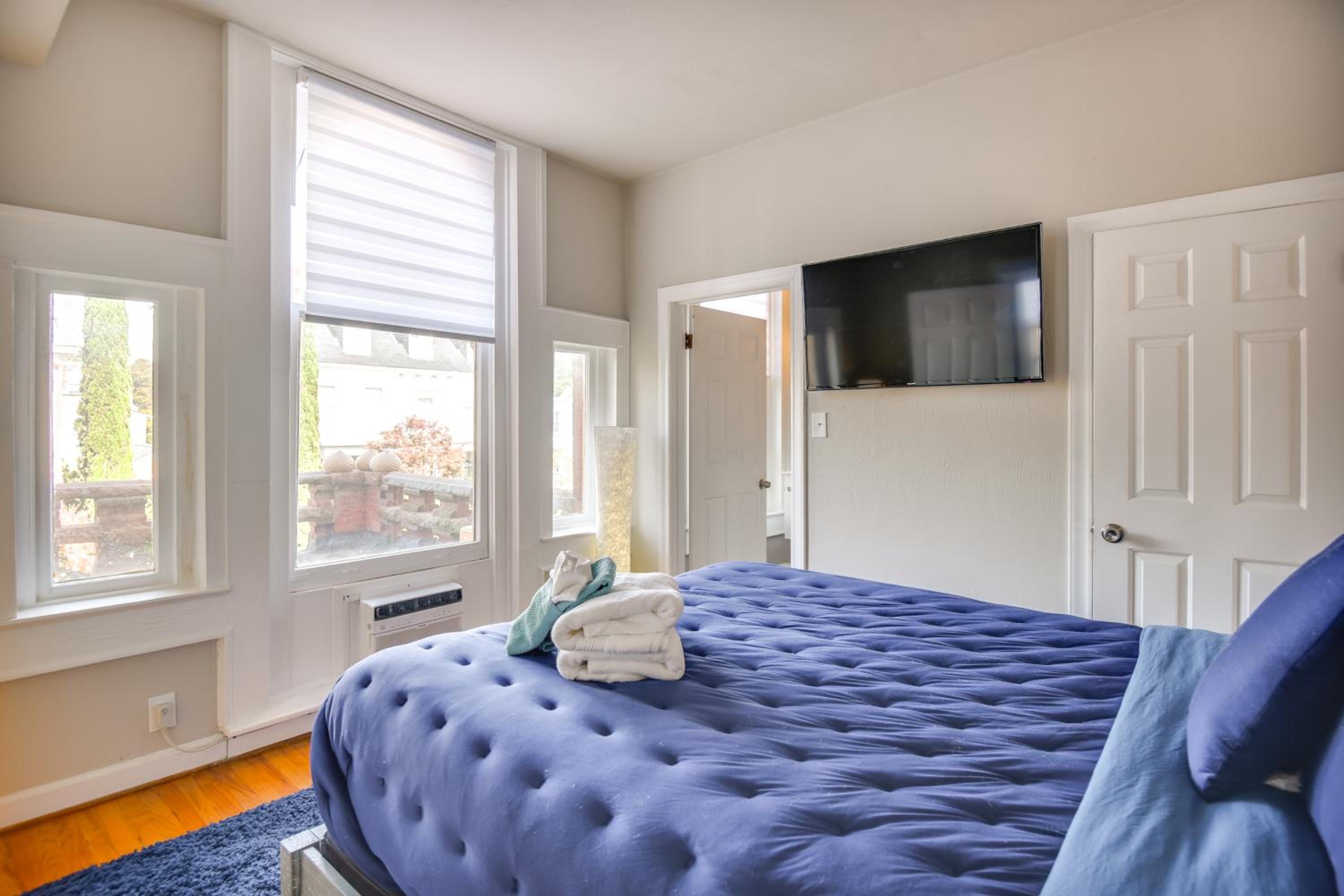 Steps to Elizabeth River and Dtwn! Portsmouth Condo