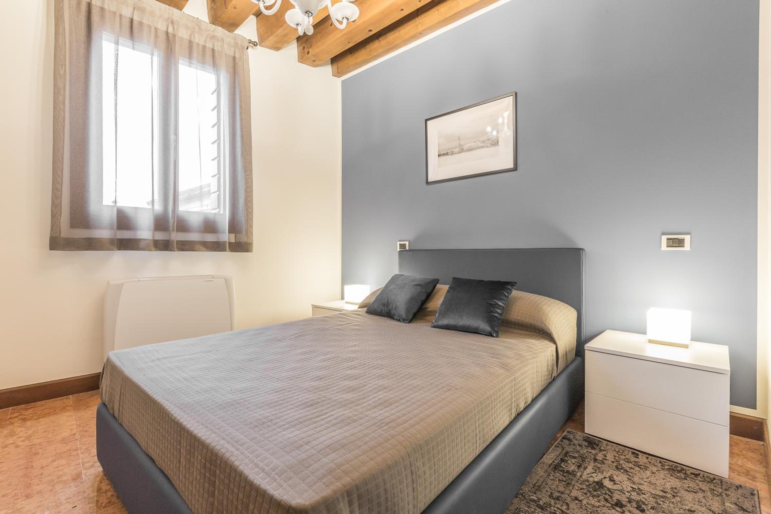 Ca' del Monastero 6 Collection Chic Apartment for 4 Guests with Lift