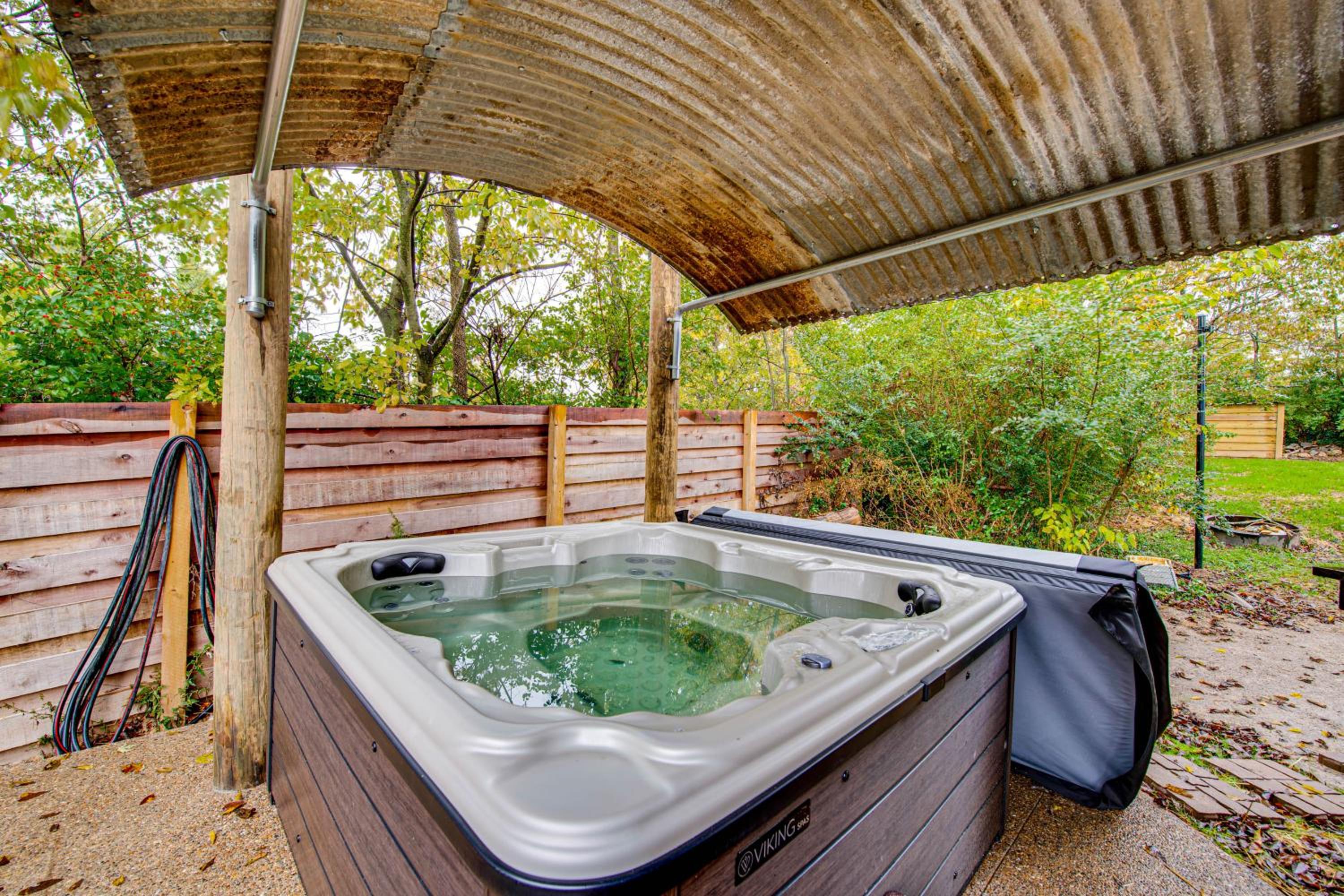 Family Holiday Cabin in Kentucky with Hot Tub!