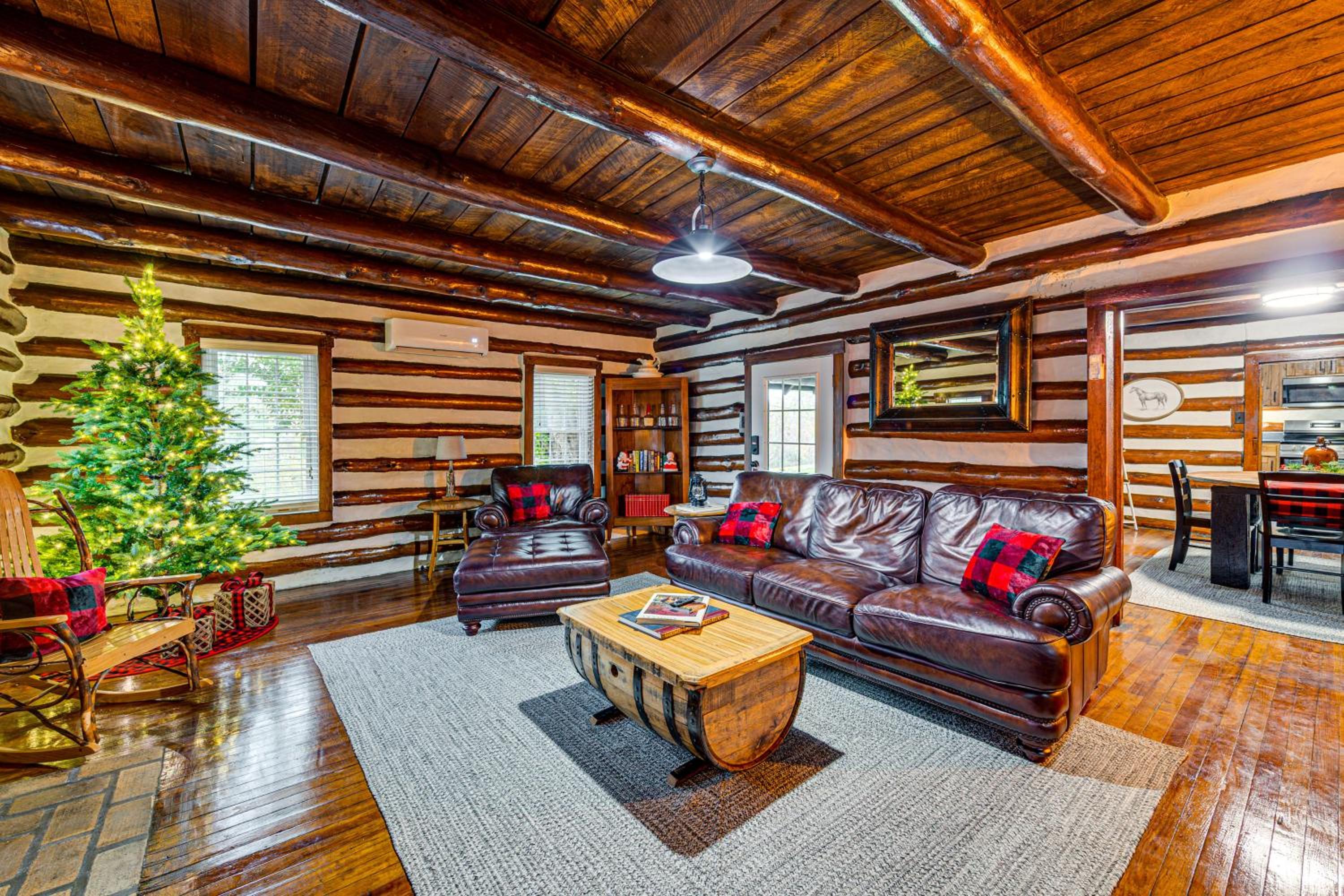 Family Holiday Cabin in Kentucky with Hot Tub!