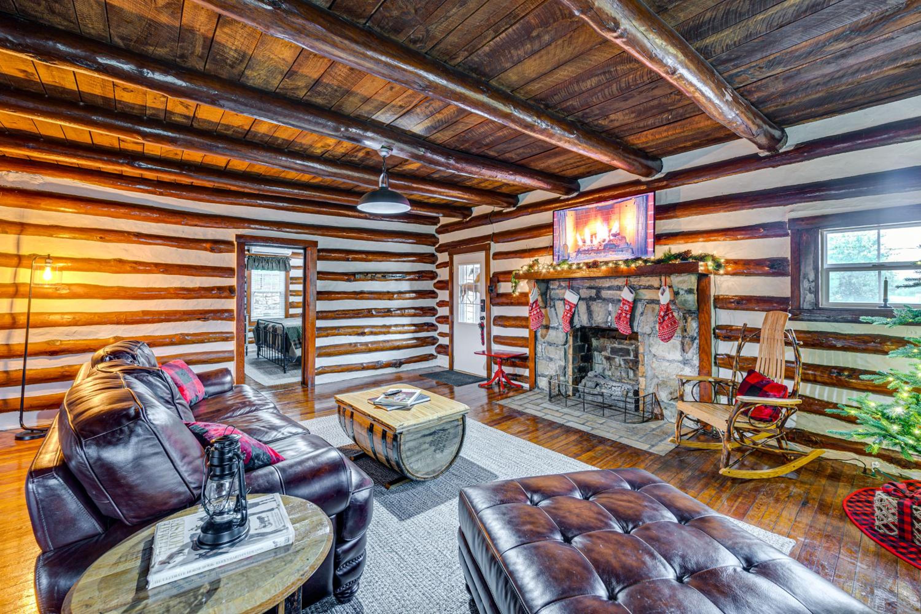 Family Holiday Cabin in Kentucky with Hot Tub!
