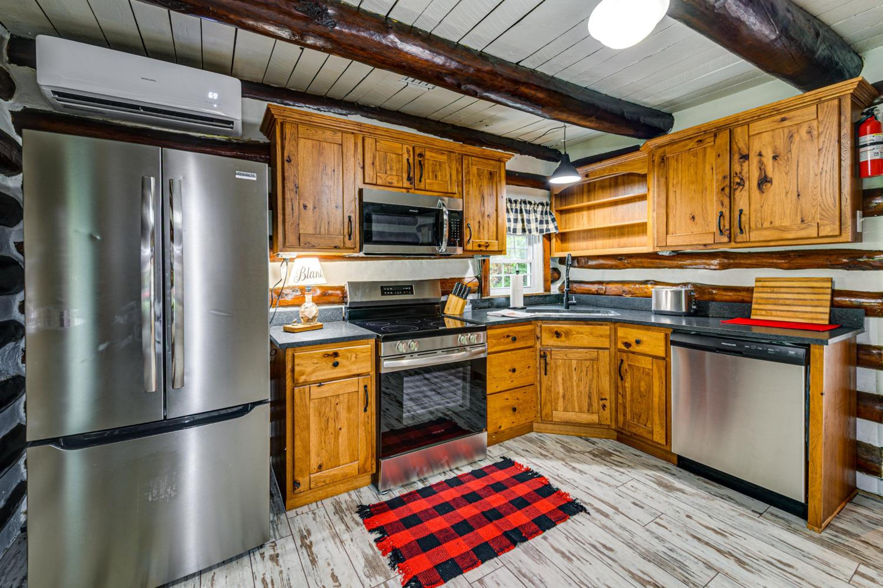 Family Holiday Cabin in Kentucky with Hot Tub!