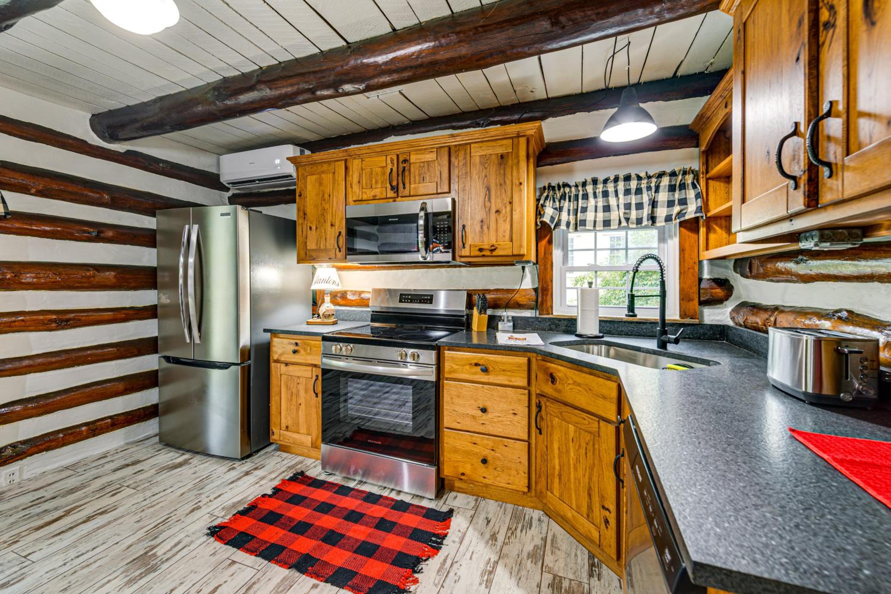 Family Holiday Cabin in Kentucky with Hot Tub!