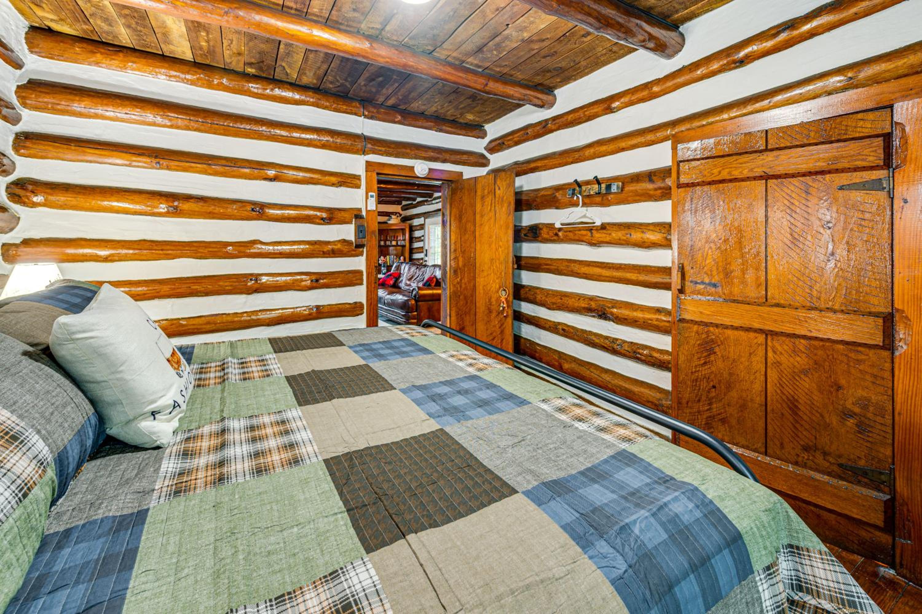 Family Holiday Cabin in Kentucky with Hot Tub!