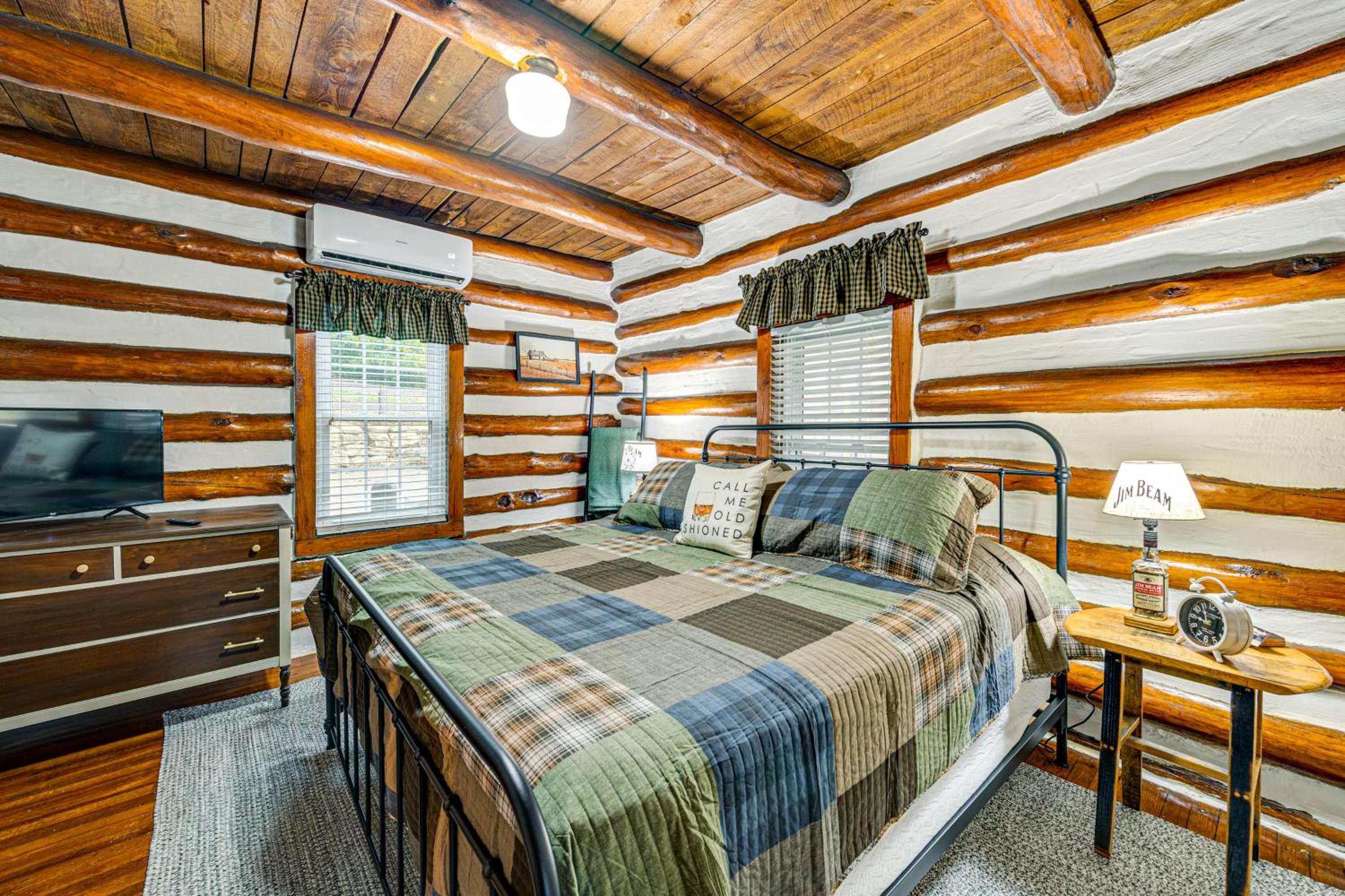 Family Holiday Cabin in Kentucky with Hot Tub!