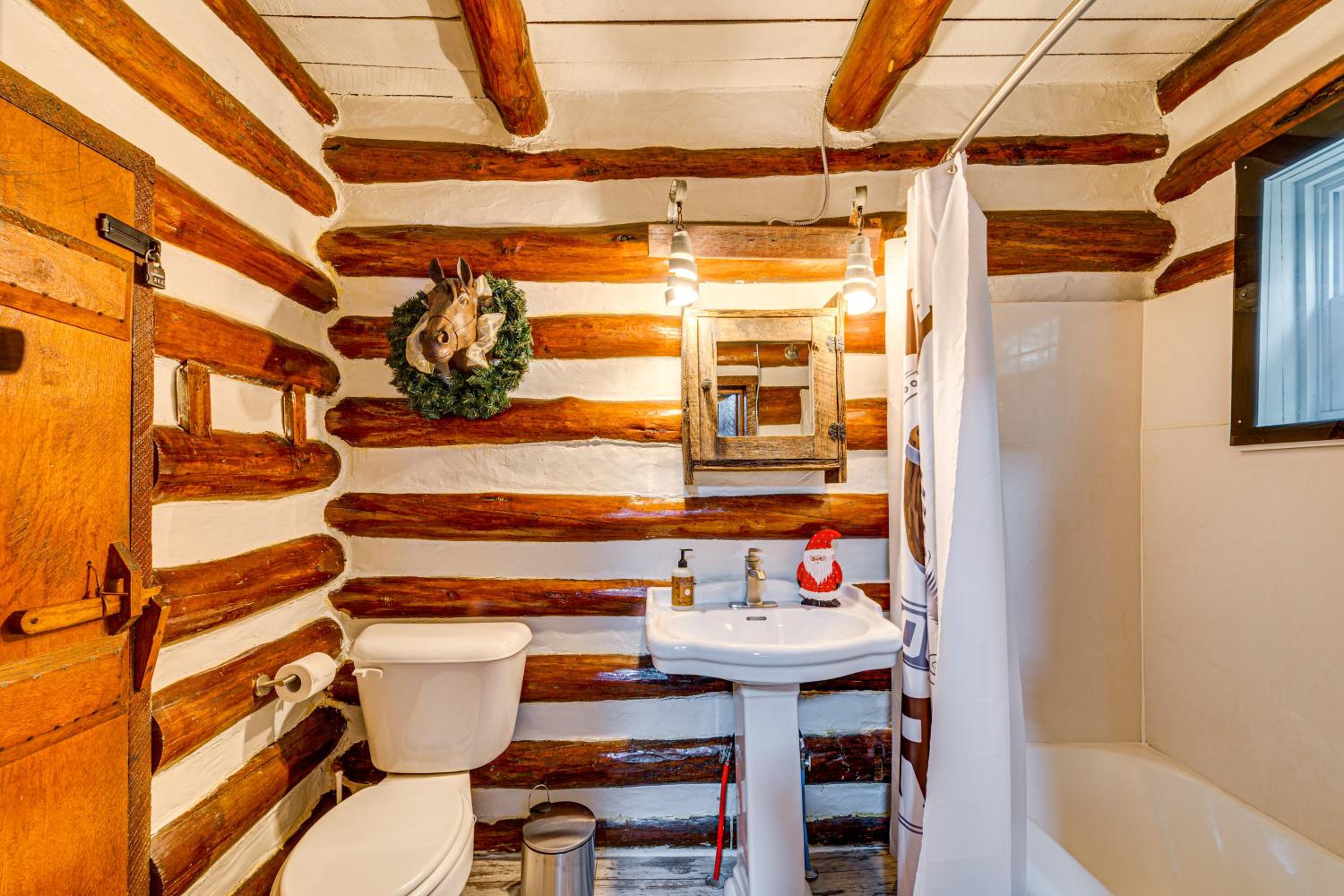 Family Holiday Cabin in Kentucky with Hot Tub!