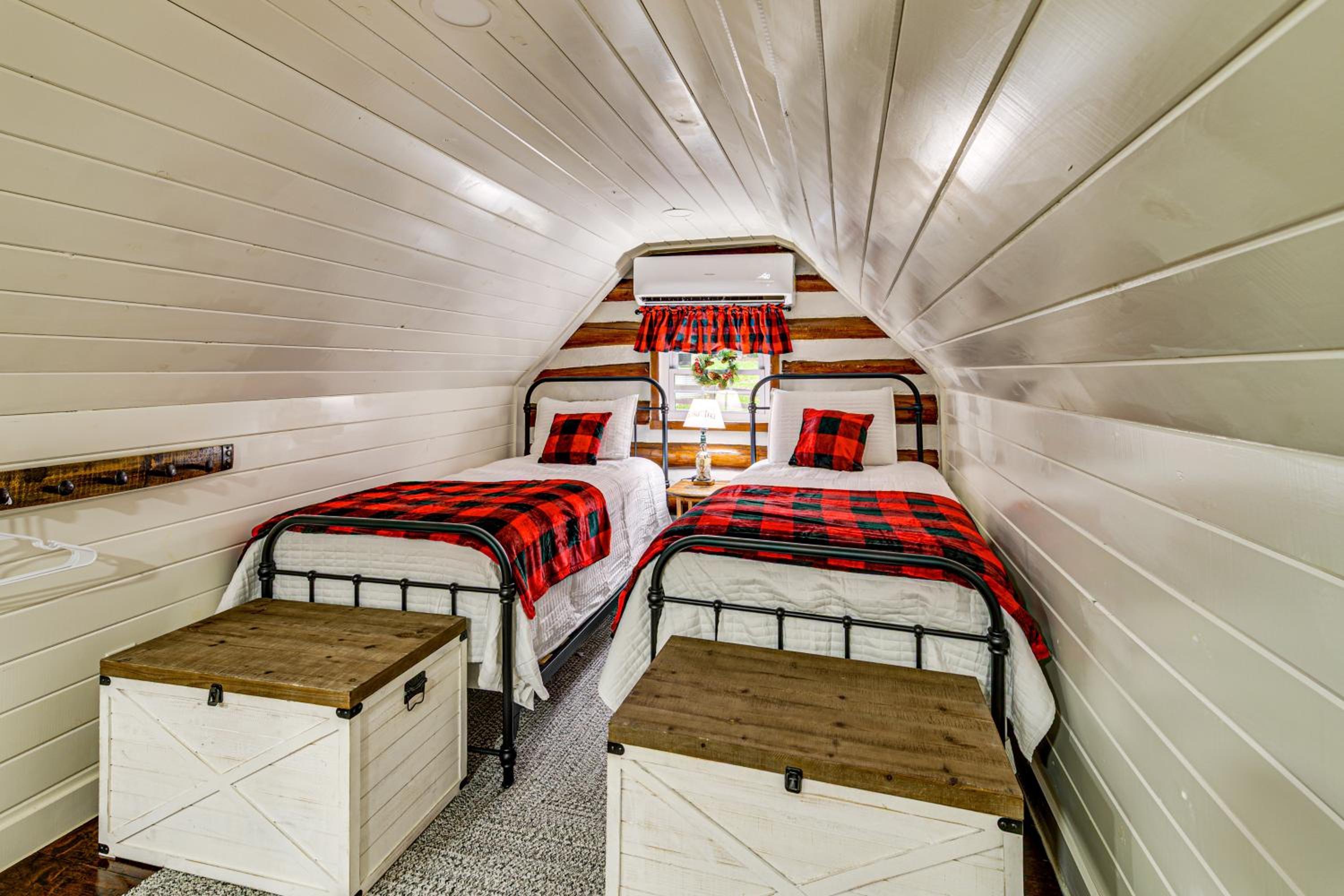 Family Holiday Cabin in Kentucky with Hot Tub!