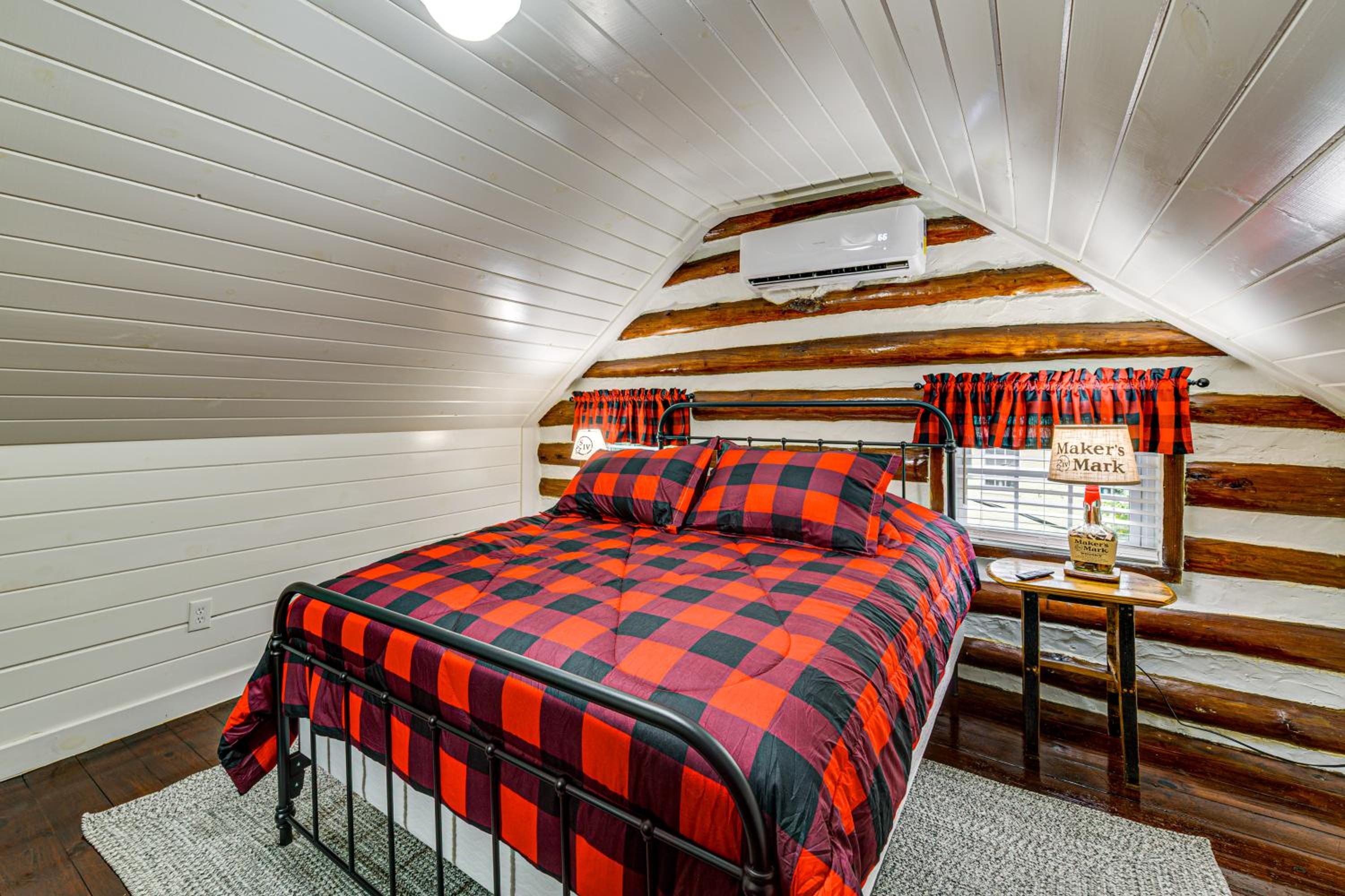 Family Holiday Cabin in Kentucky with Hot Tub!