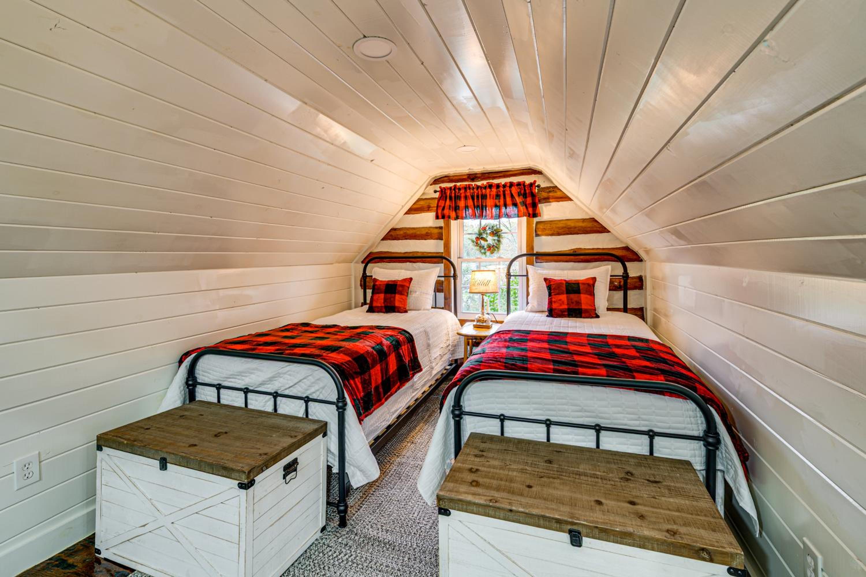 Family Holiday Cabin in Kentucky with Hot Tub!