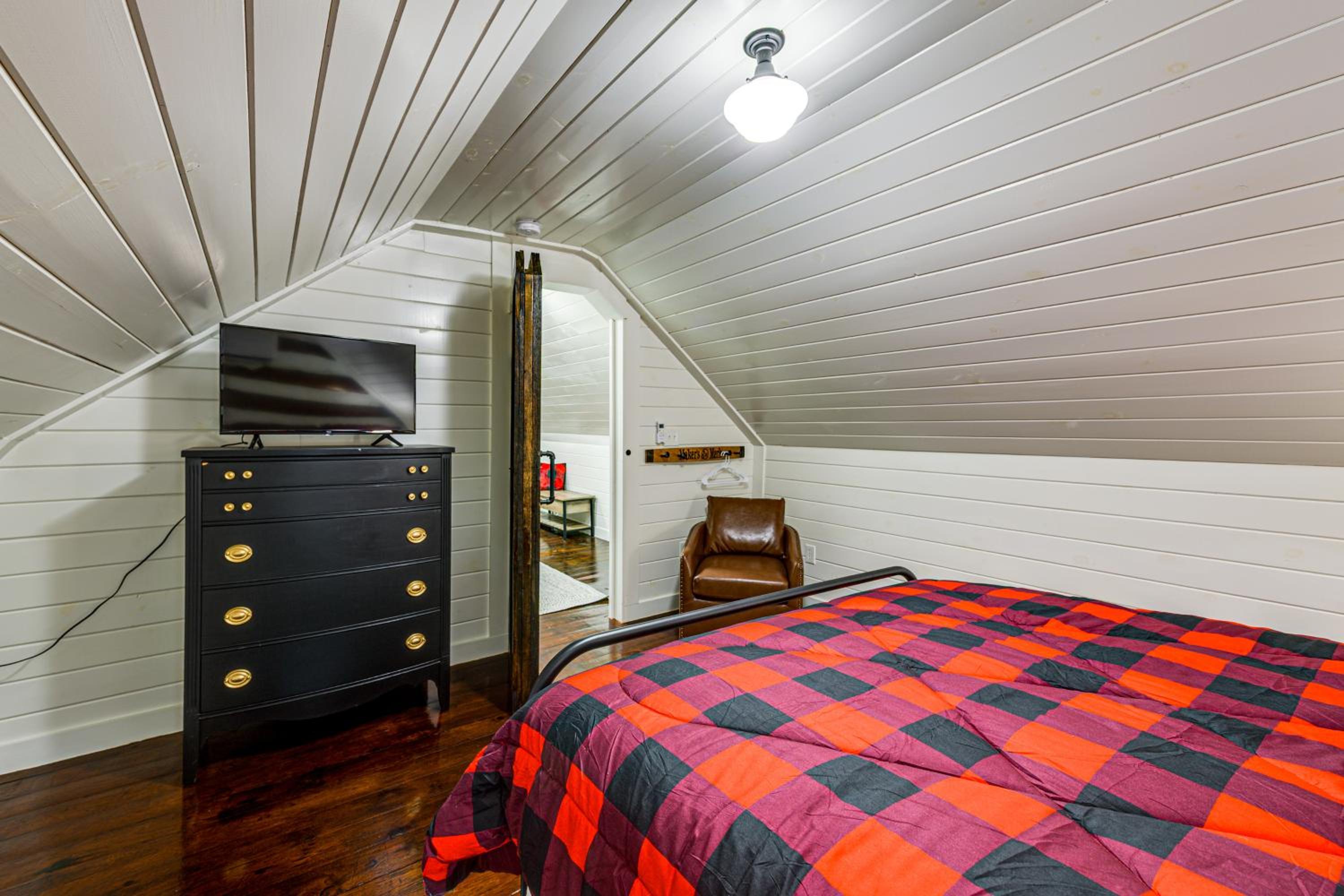 Family Holiday Cabin in Kentucky with Hot Tub!