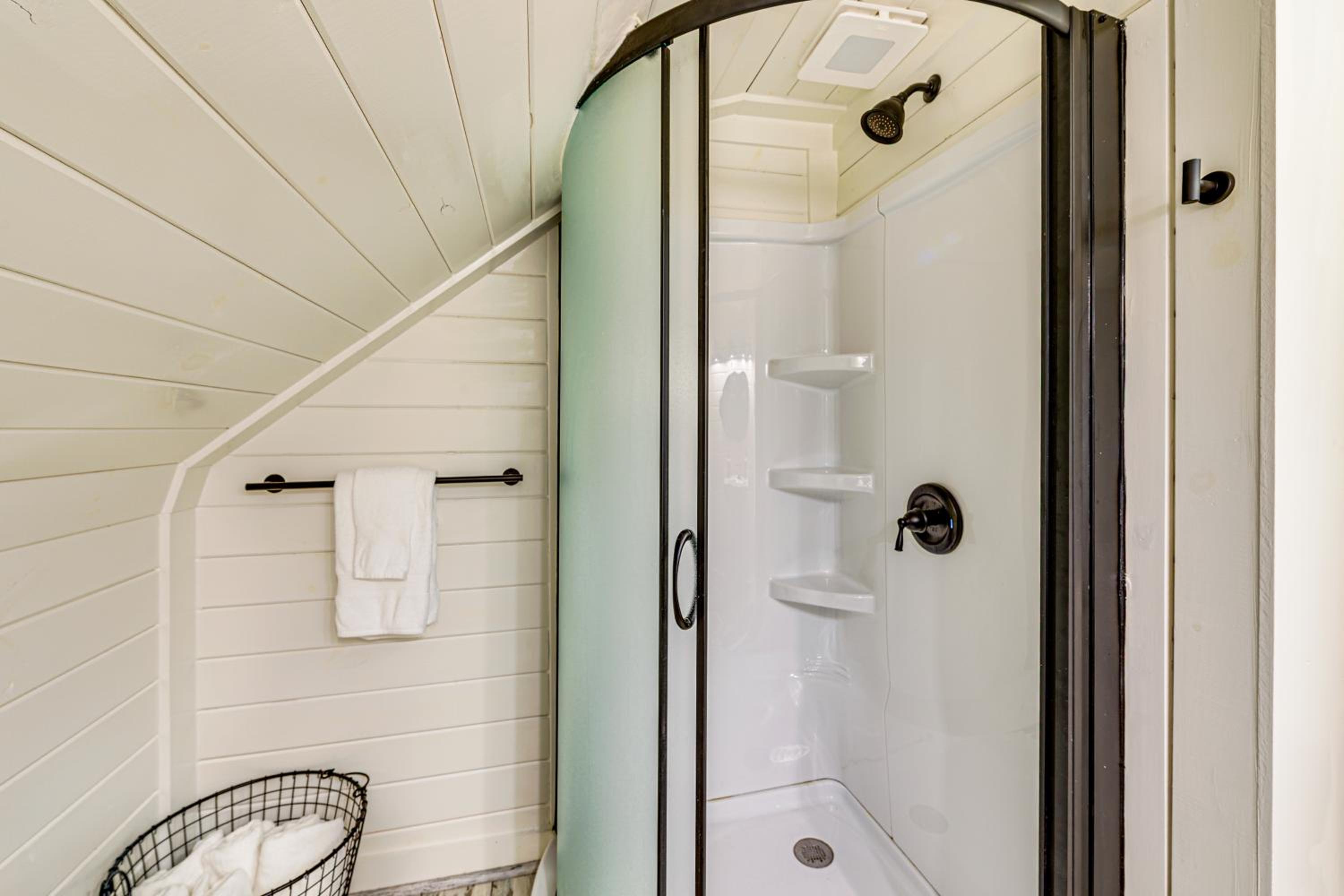 Family Holiday Cabin in Kentucky with Hot Tub!