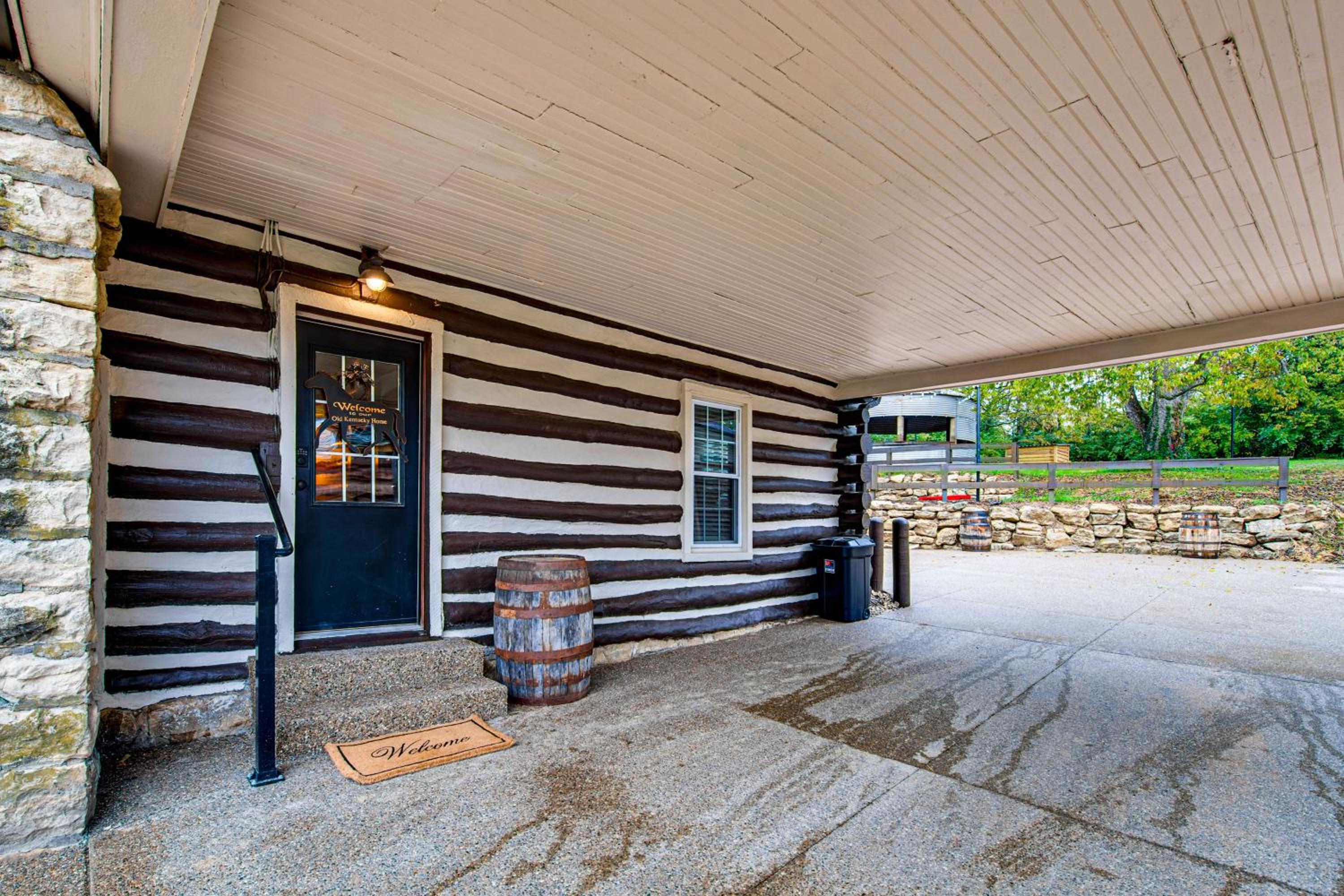 Family Holiday Cabin in Kentucky with Hot Tub!