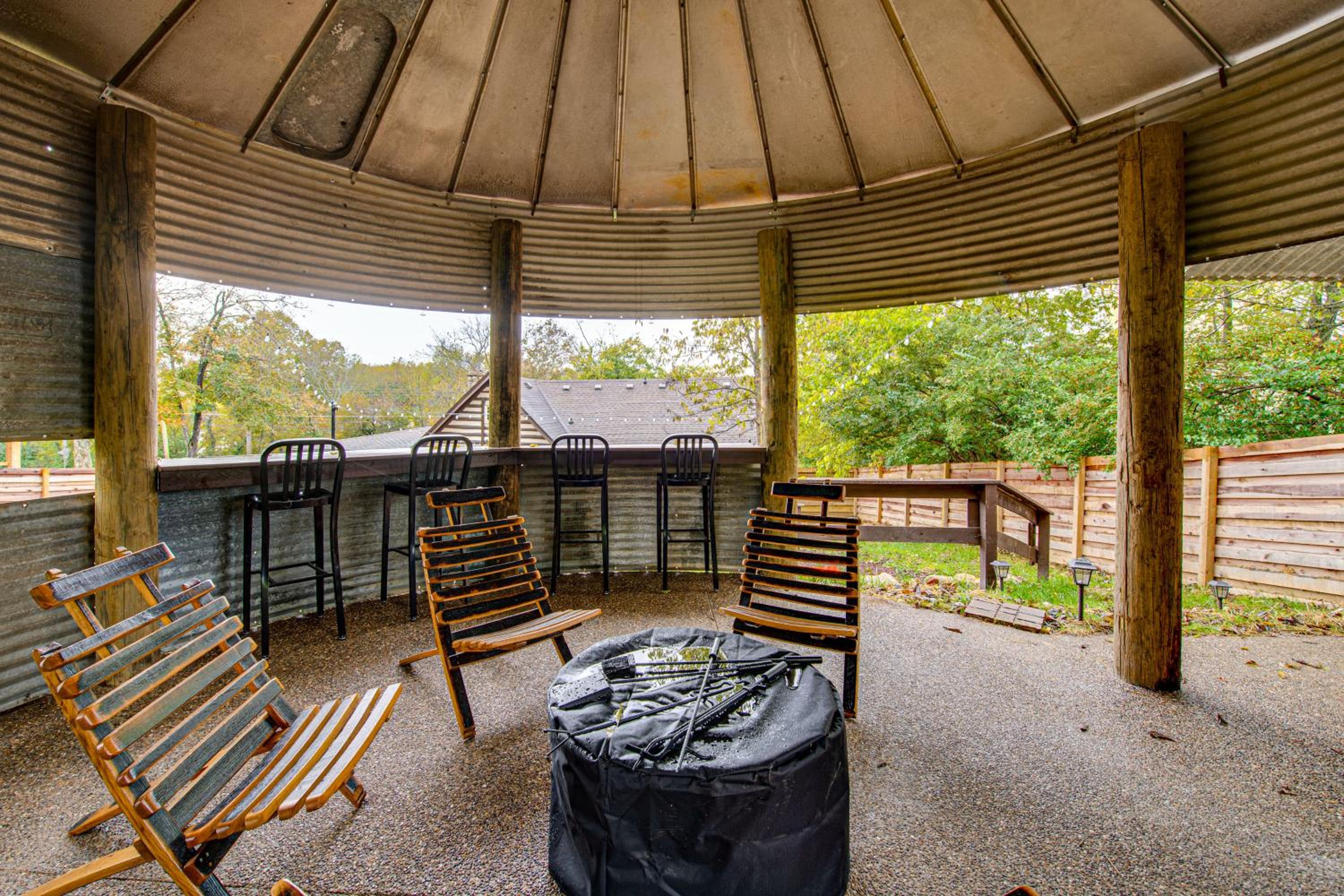 Family Holiday Cabin in Kentucky with Hot Tub!