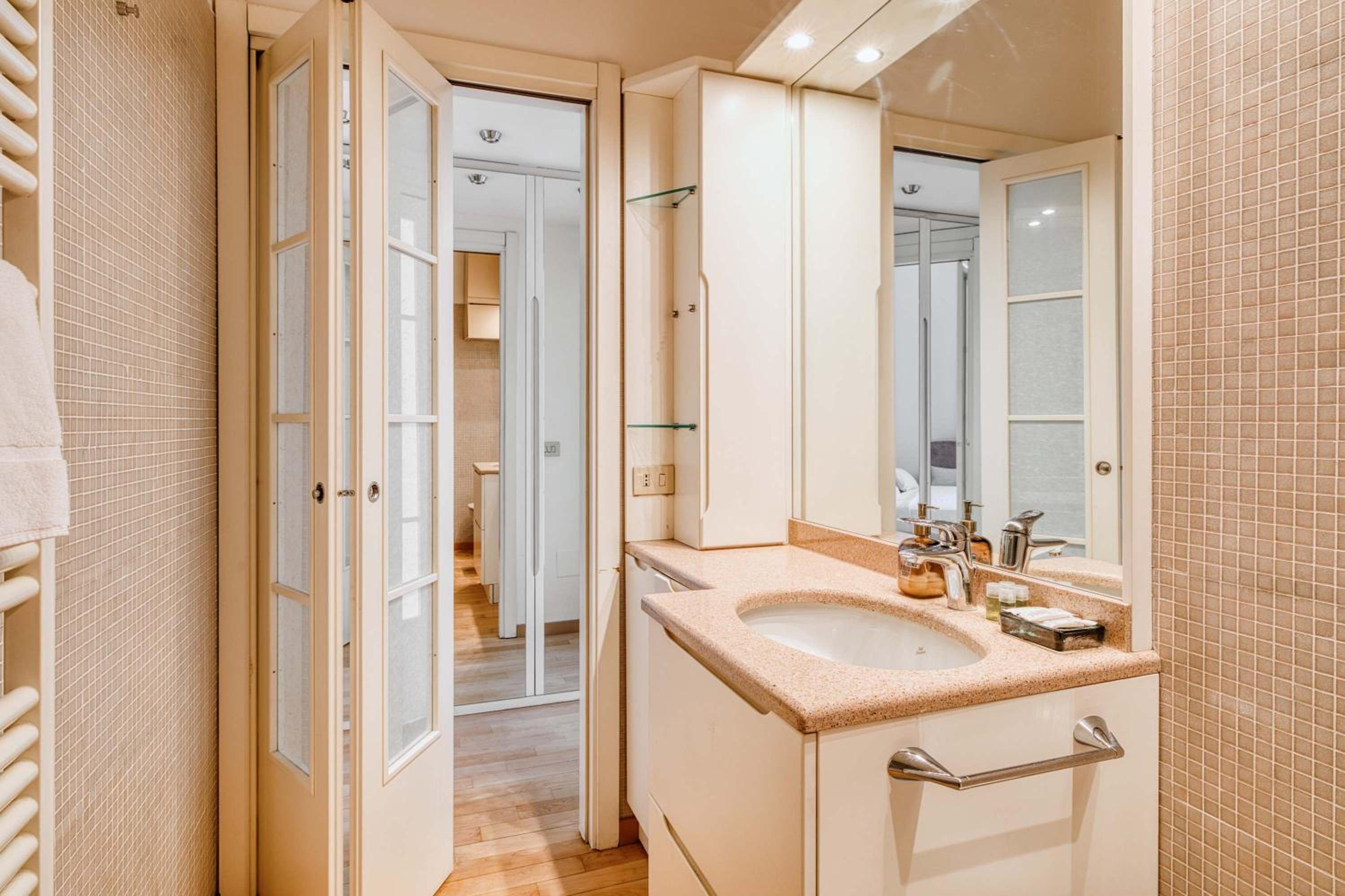 Modern 1 BR near Gae Aulenti