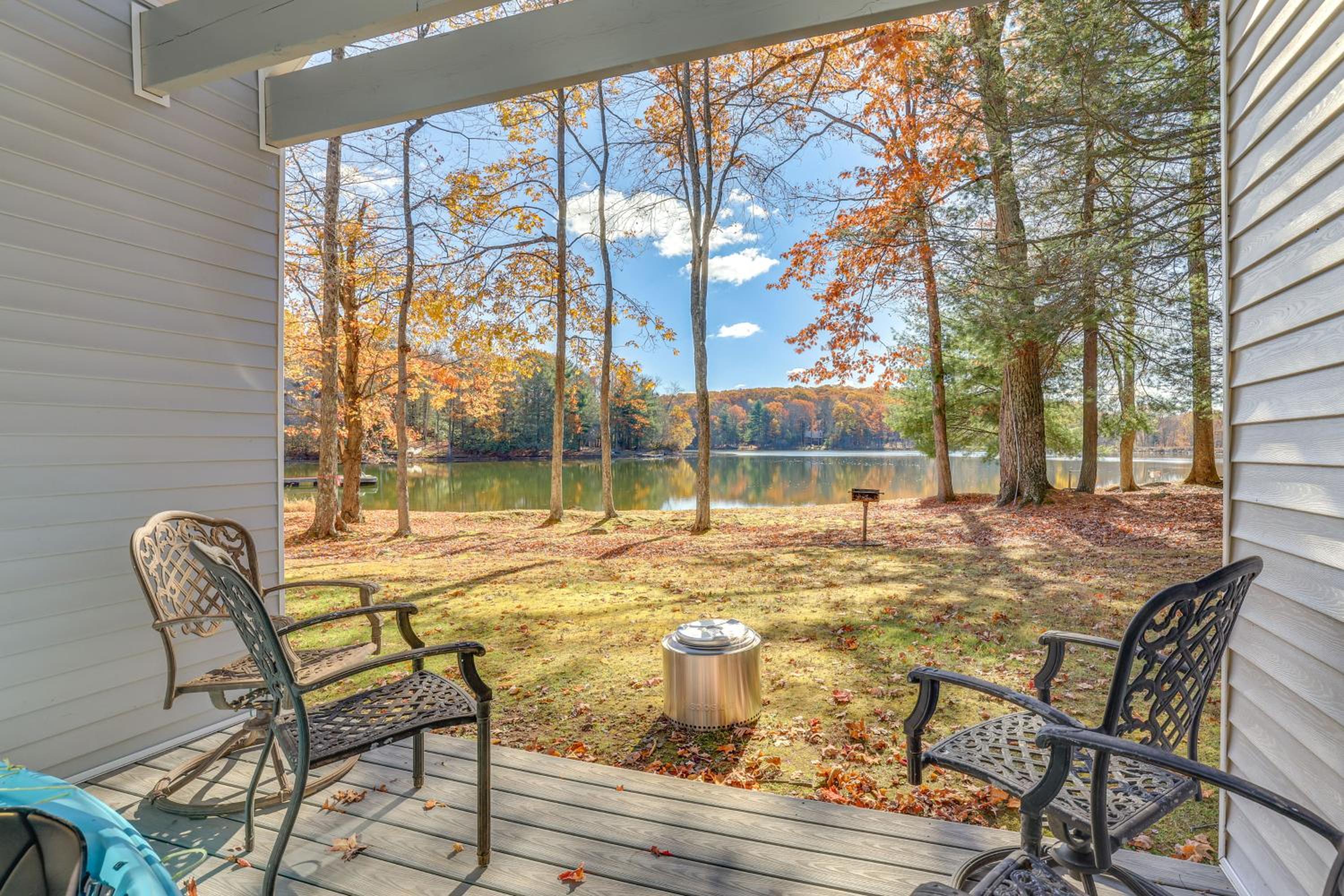 Steps to Lake Tanglwood: Tranquil Wooded Retreat
