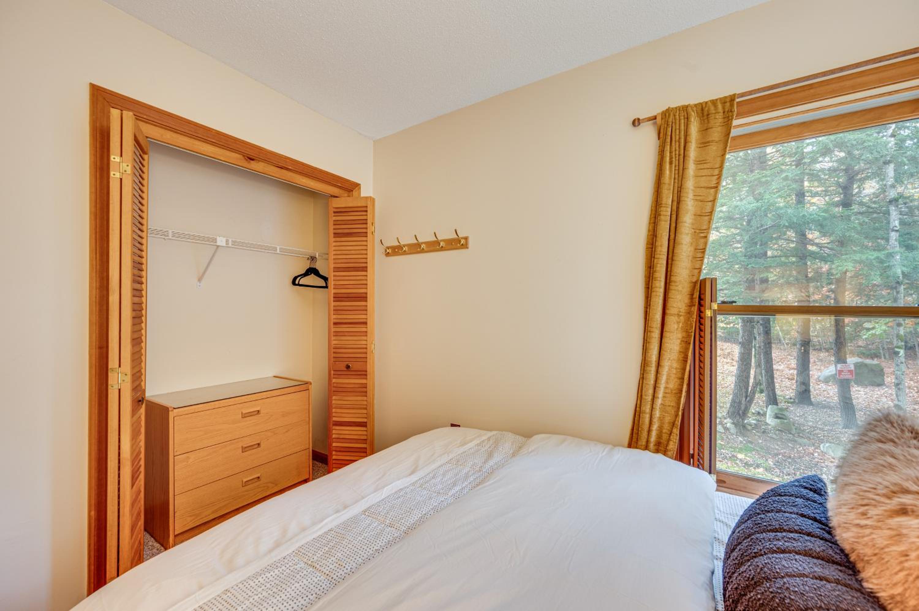 Ski, Hike and Unwind! Riverfront Getaway in Lincoln