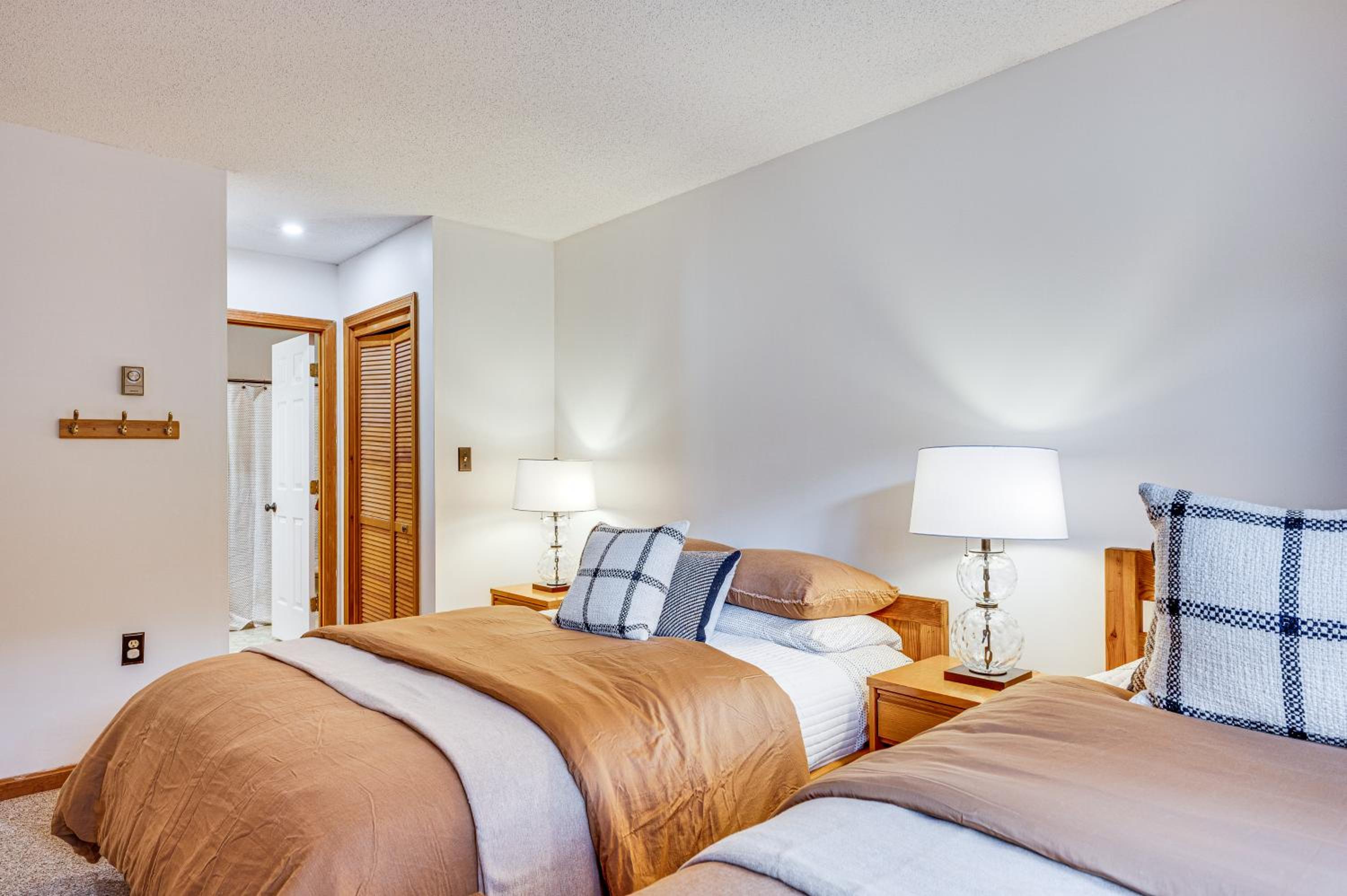 Ski, Hike and Unwind! Riverfront Getaway in Lincoln