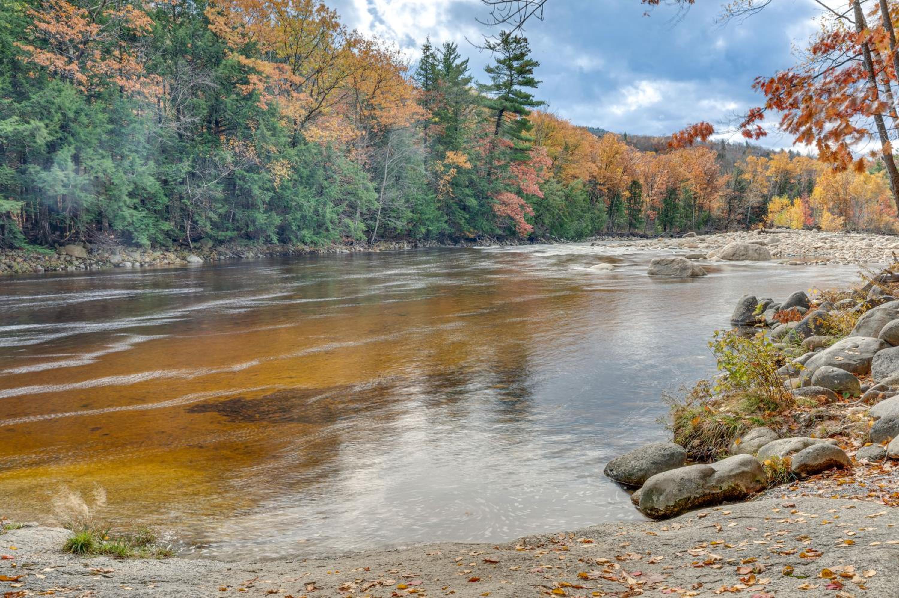 Ski, Hike and Unwind! Riverfront Getaway in Lincoln
