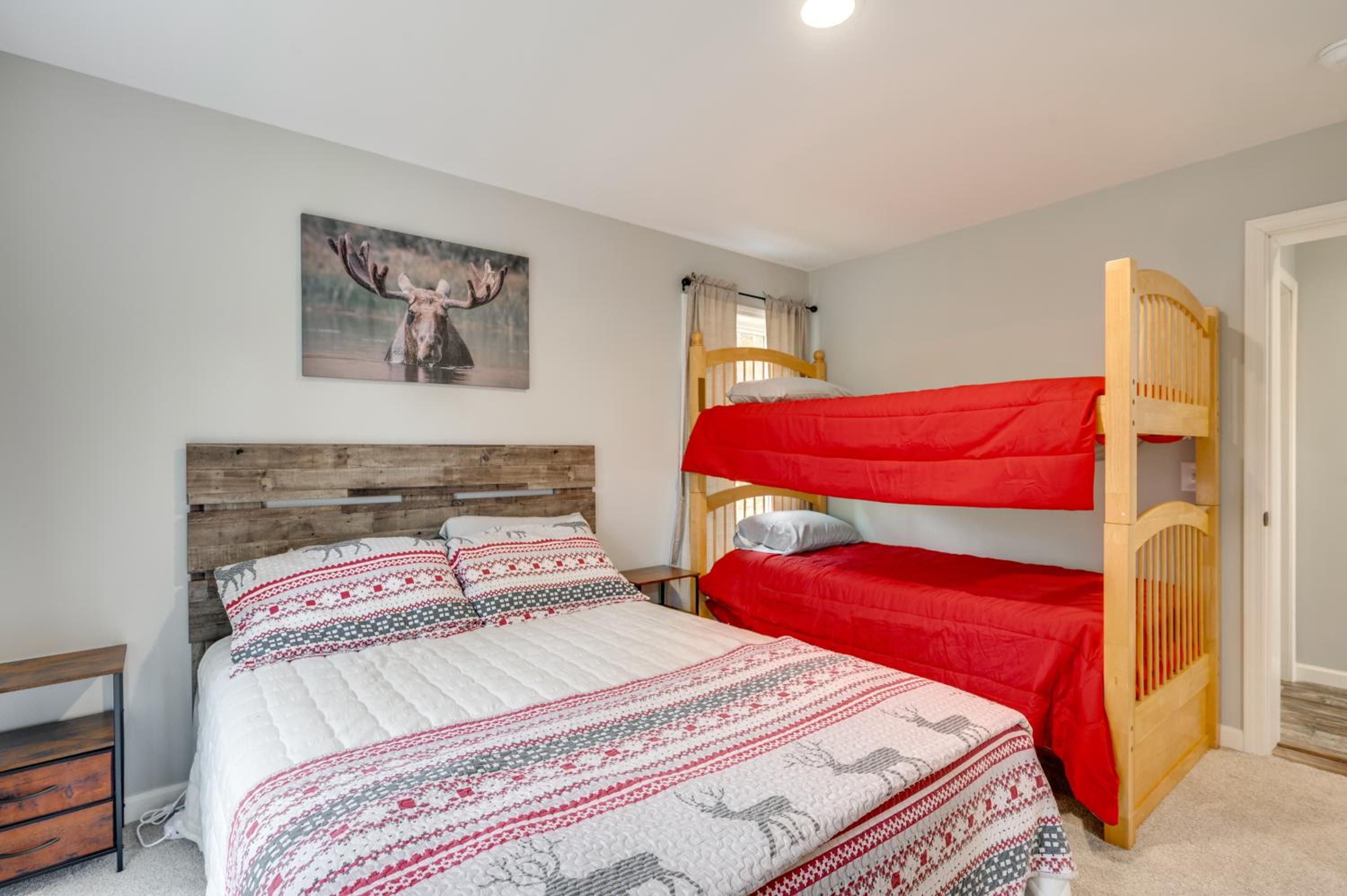 White Mtns Holiday Home! Cabin 1 Mi to Skiing