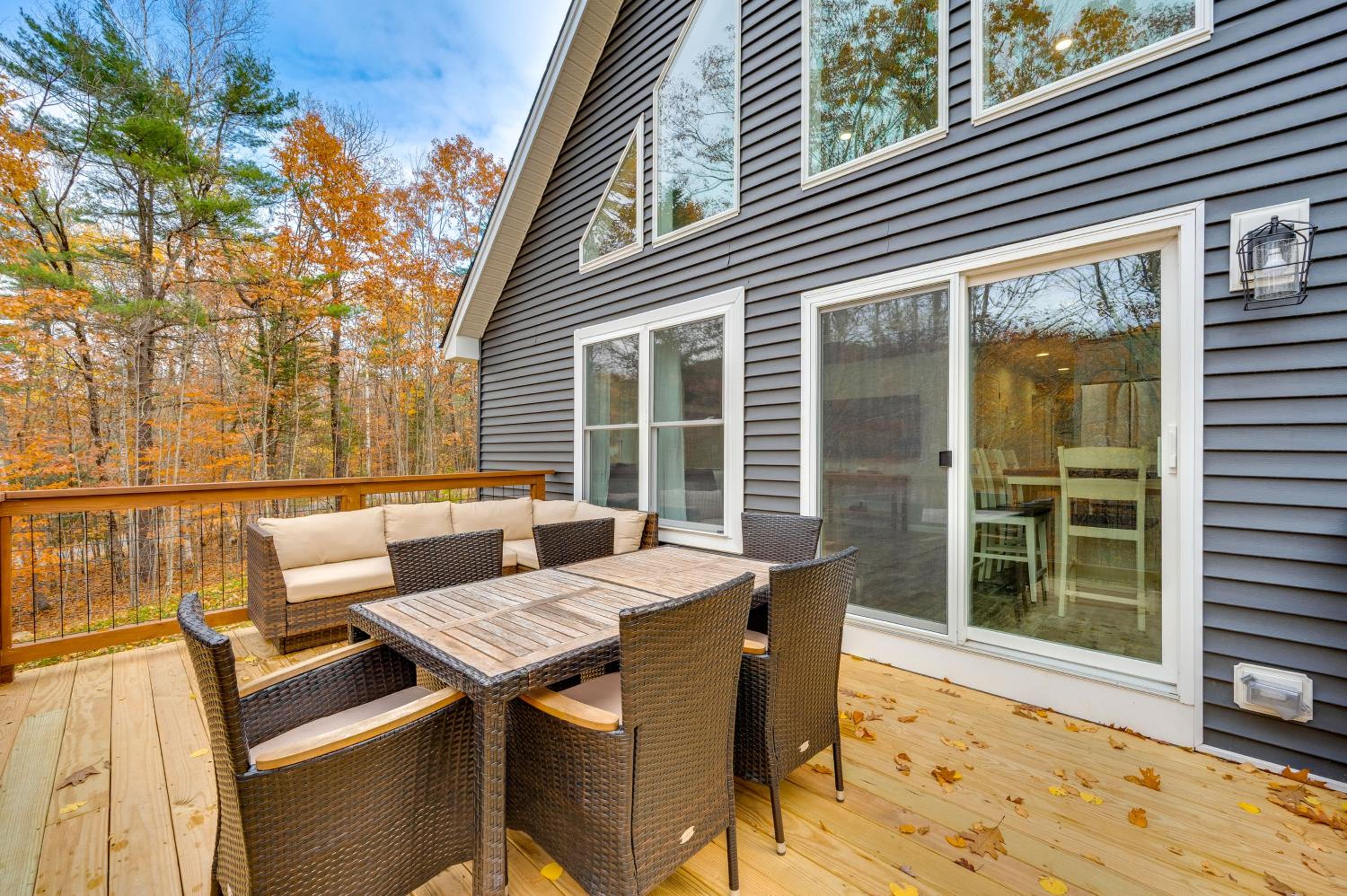White Mtns Holiday Home! Cabin 1 Mi to Skiing