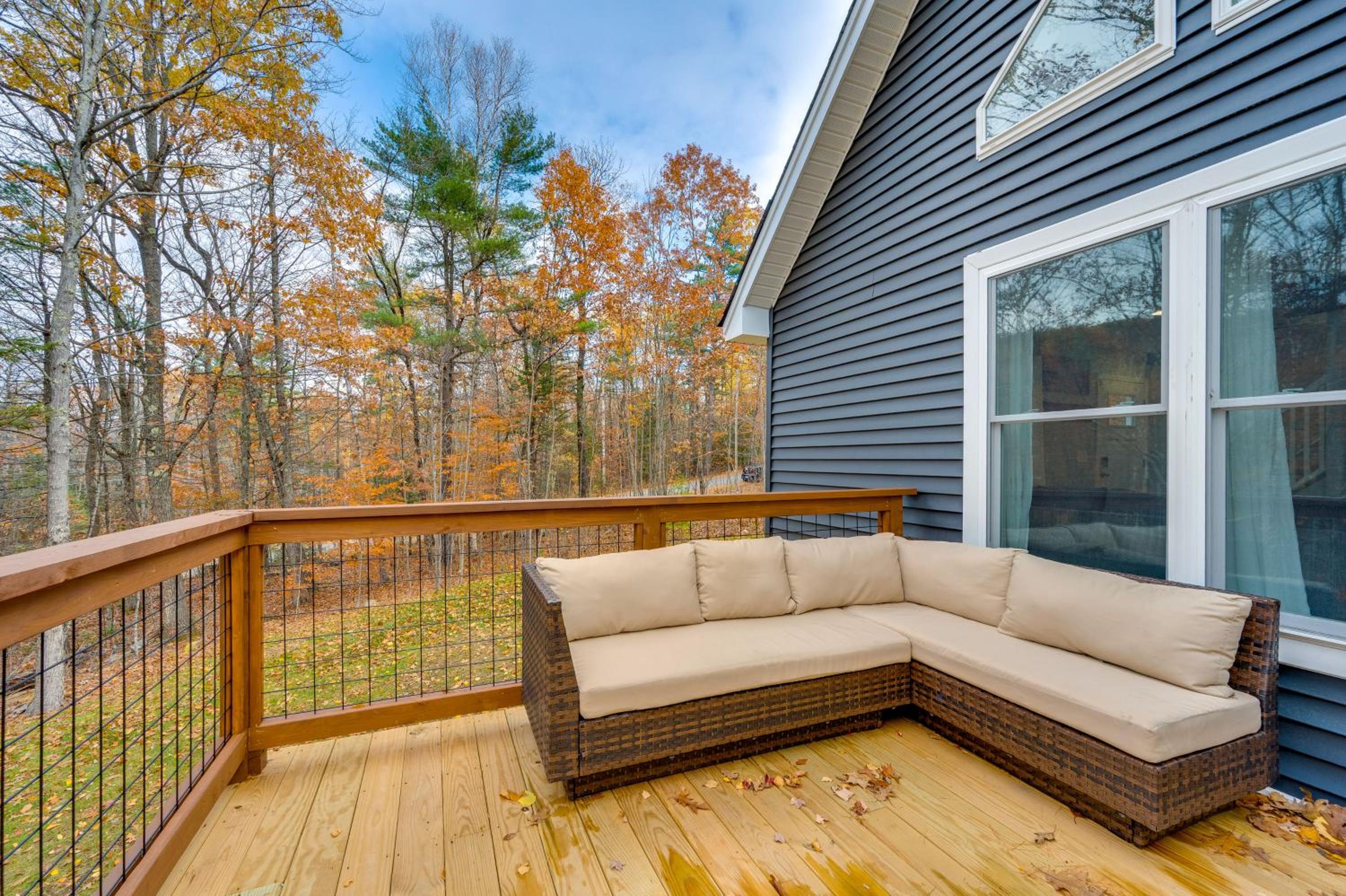 White Mtns Holiday Home! Cabin 1 Mi to Skiing