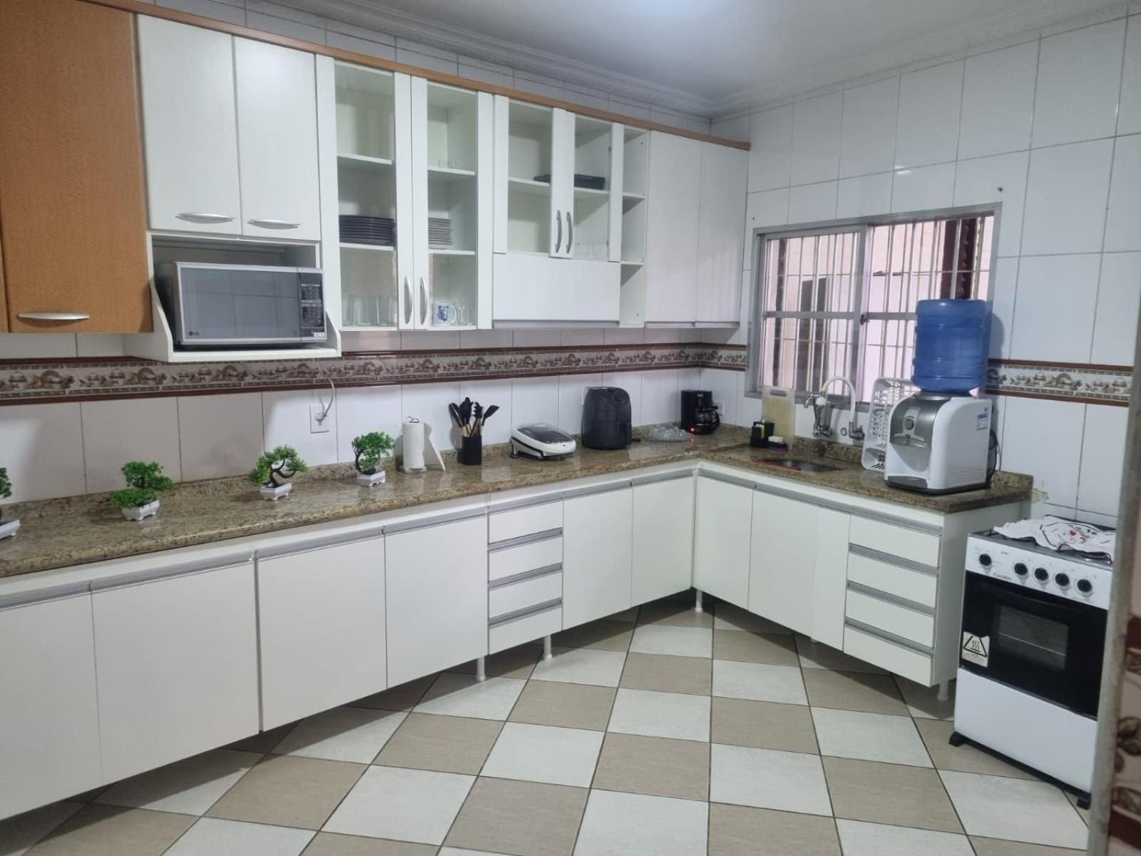Pousada II House Beach Brasil , Suites com banheiros Privativos, PISCINA com cascata e área familiar para churrasco, Garage GRATUITA, próx-praia da Aviação