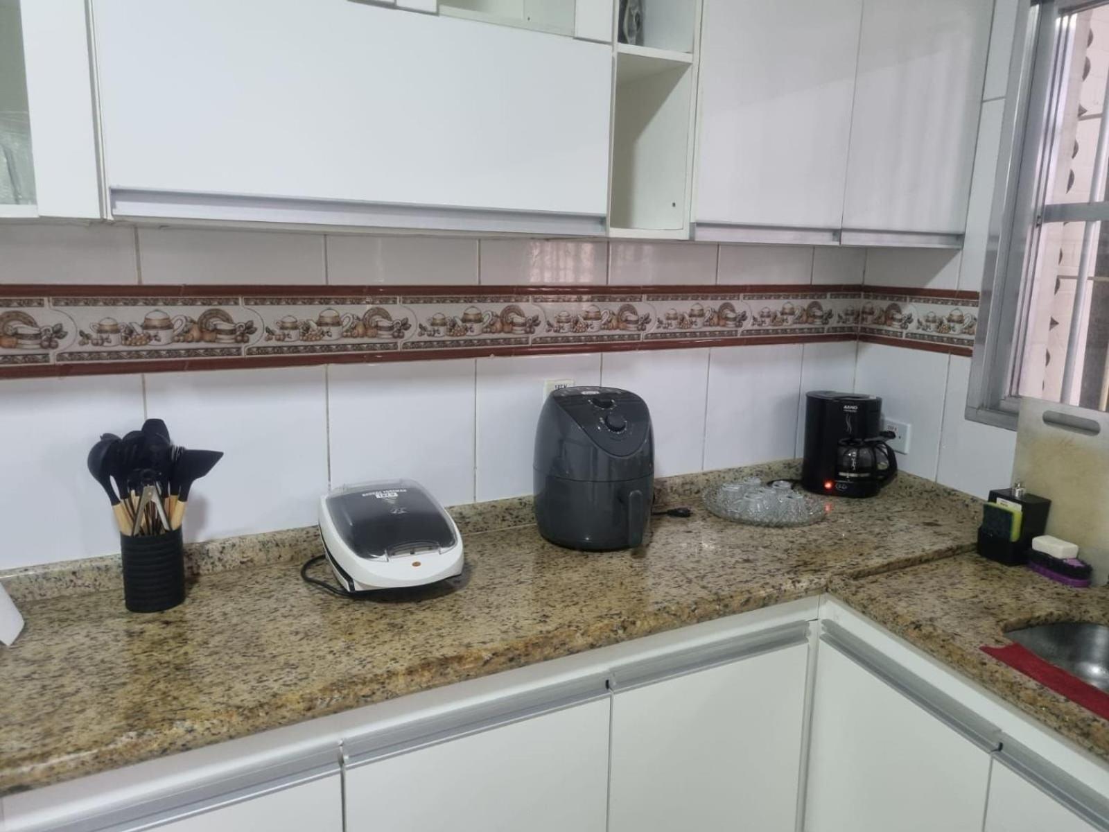 Pousada II House Beach Brasil , Suites com banheiros Privativos, PISCINA com cascata e área familiar para churrasco, Garage GRATUITA, próx-praia da Aviação