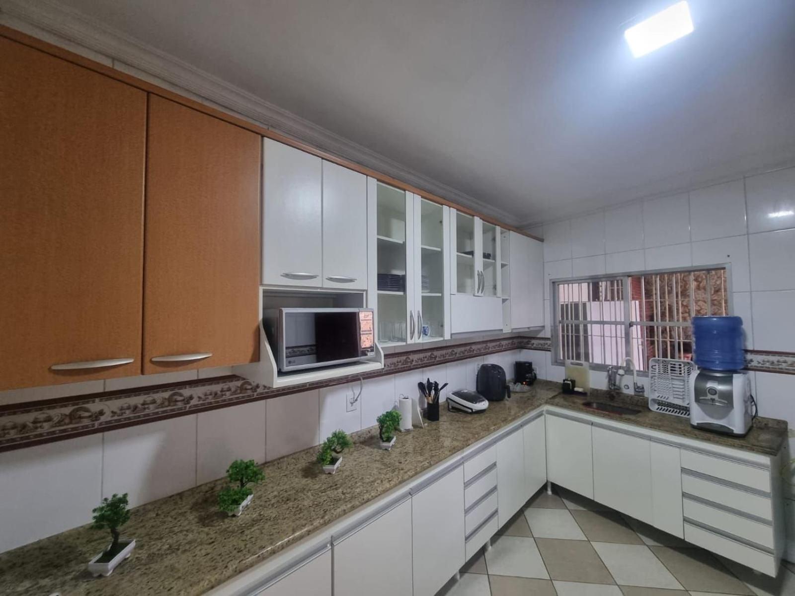 Pousada II House Beach Brasil , Suites com banheiros Privativos, PISCINA com cascata e área familiar para churrasco, Garage GRATUITA, próx-praia da Aviação
