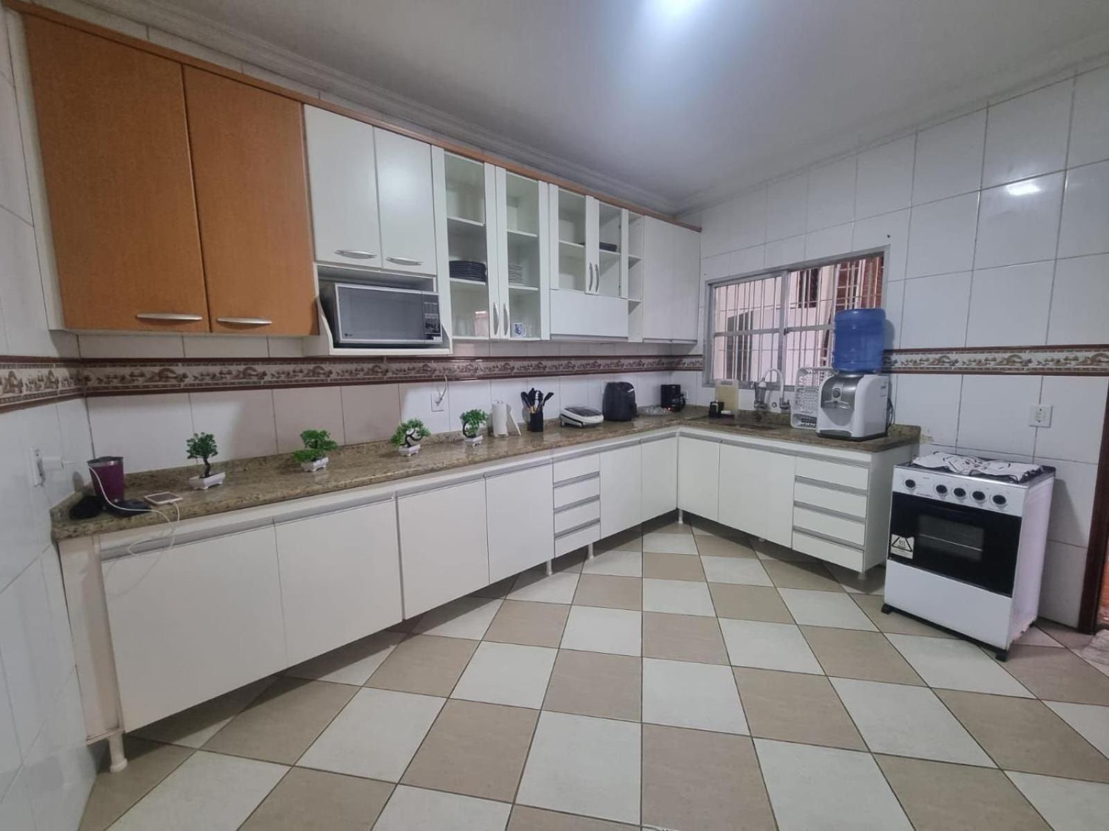 Pousada II House Beach Brasil , Suites com banheiros Privativos, PISCINA com cascata e área familiar para churrasco, Garage GRATUITA, próx-praia da Aviação