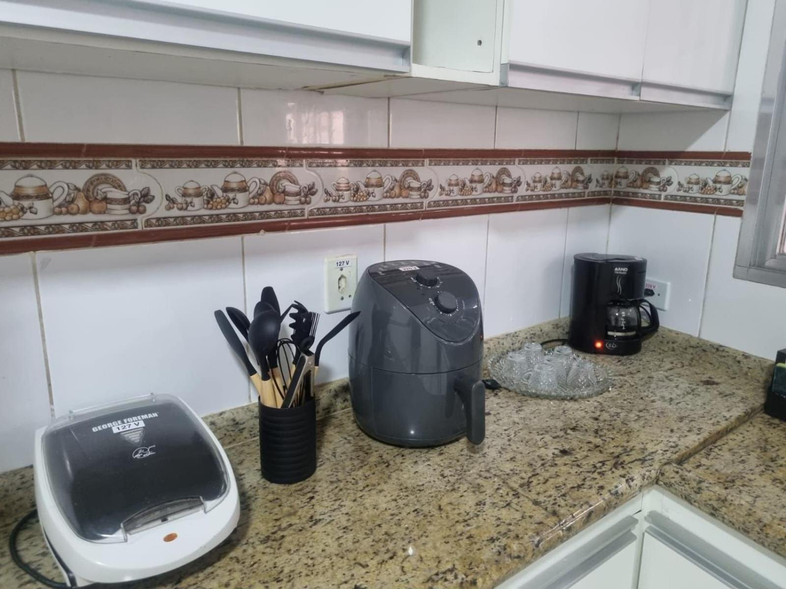 Pousada II House Beach Brasil , Suites com banheiros Privativos, PISCINA com cascata e área familiar para churrasco, Garage GRATUITA, próx-praia da Aviação
