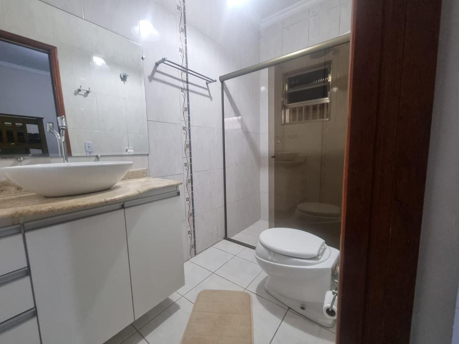 Pousada II House Beach Brasil , Suites com banheiros Privativos, PISCINA com cascata e área familiar para churrasco, Garage GRATUITA, próx-praia da Aviação